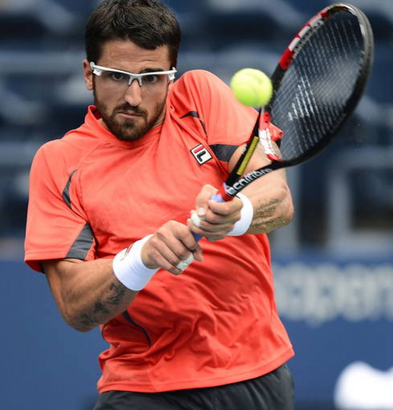 El serbio Tipsarevic devuelve la bola al alemán Kohlschreiber en el US Open