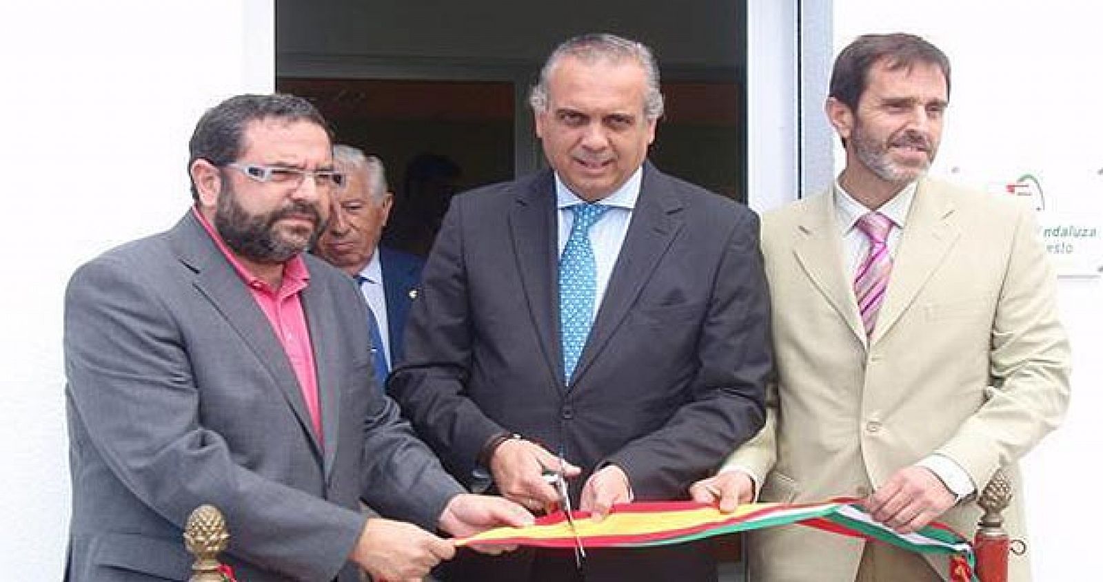 Rafael Rojano (izda.), junto al Presidente de la Federación Española de Baloncesto, José Luis Sáez.