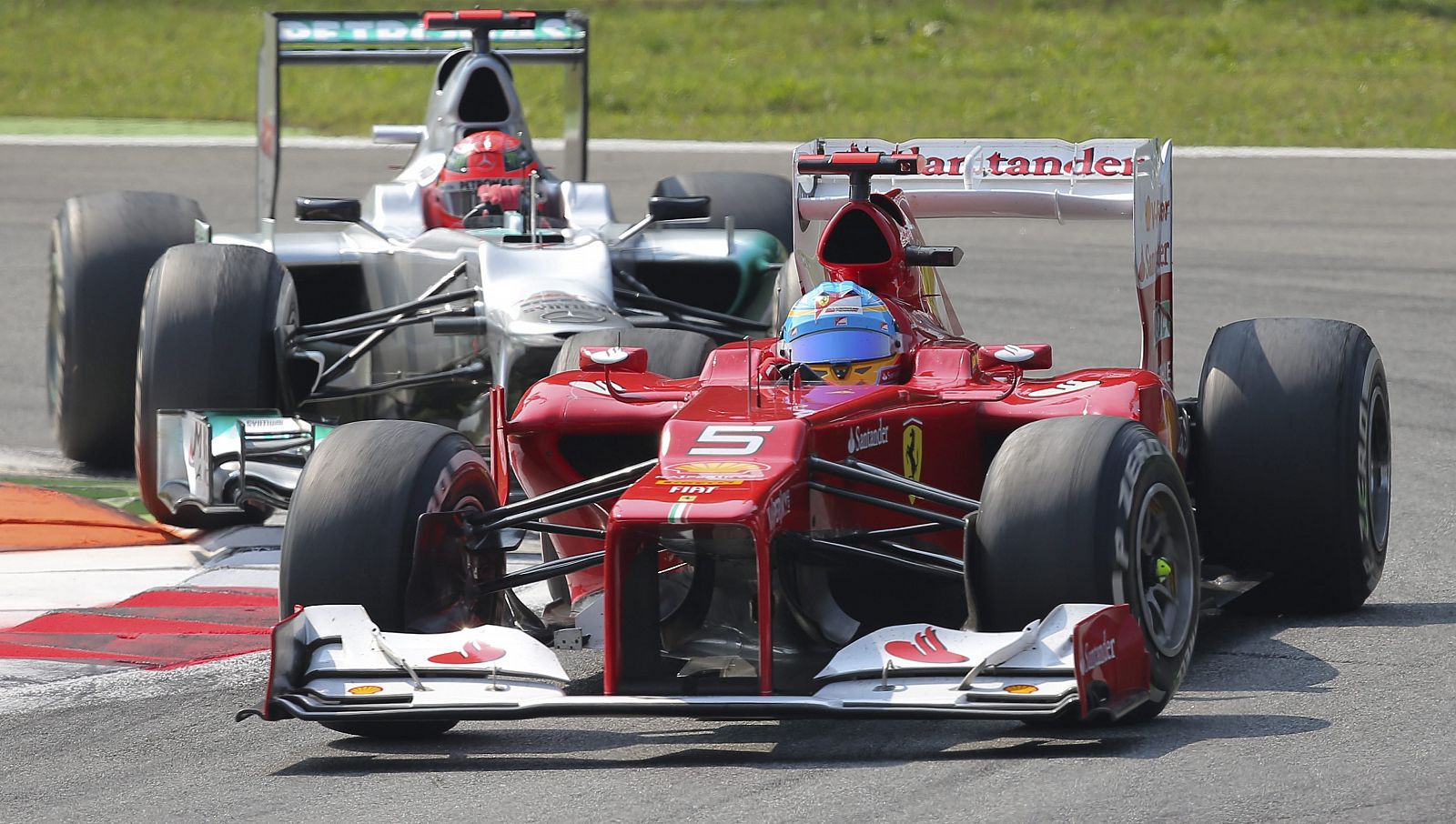 El piloto español Fernando Alonso, de la escudería Ferrari, en uno de sus adelantamientos en Monza.