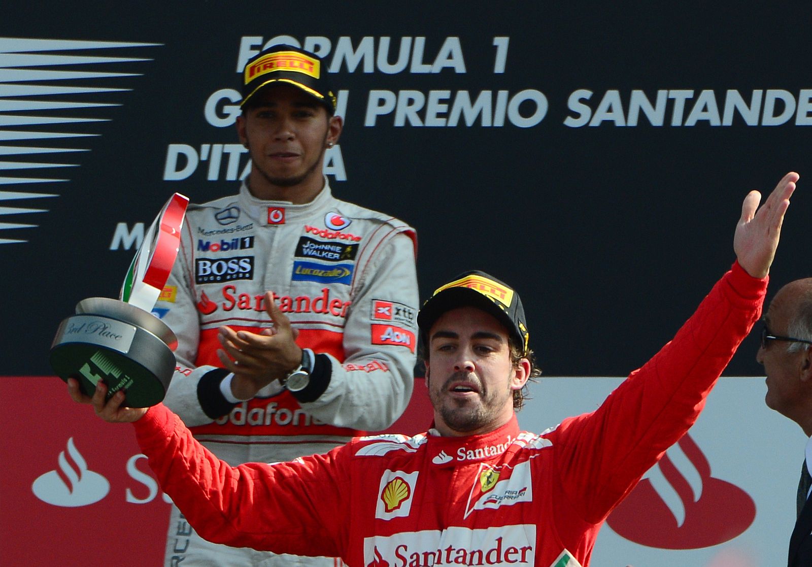 Fernando Alonso celebra su tercera plaza en el circuito italiano de Monza ante la afición.