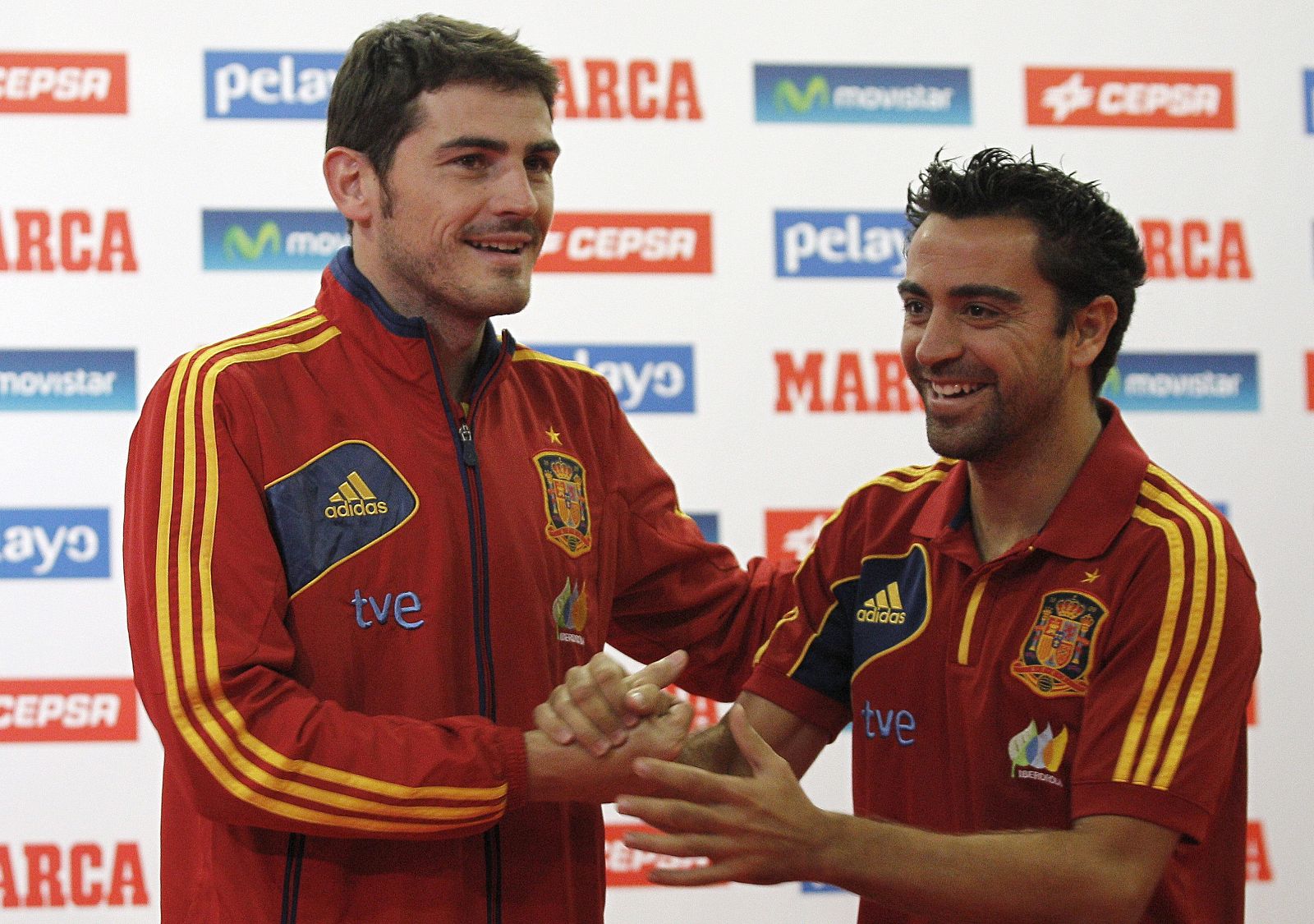 Imagen de archivo de los jugadores internacionales Iker Casillas (i) y Xavi Hernánez (d).