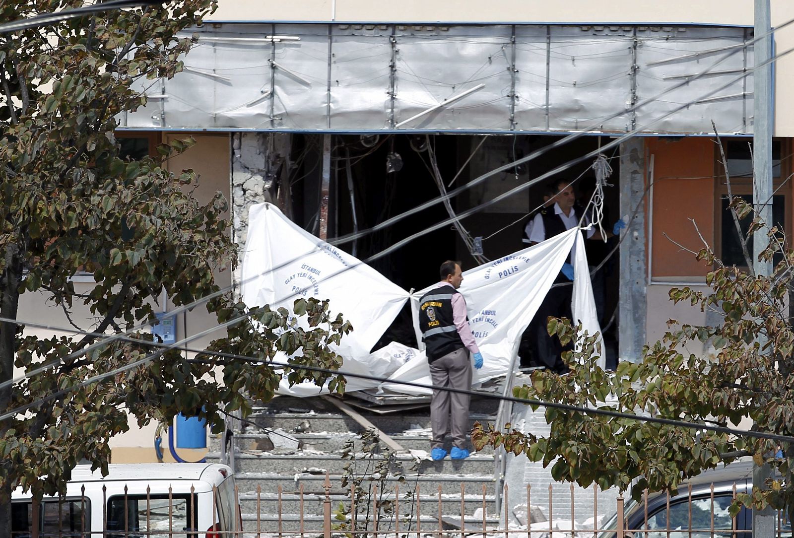 Imagen de la comisaría donde un suicida ha matado a un policía, en Estambul, Turquía