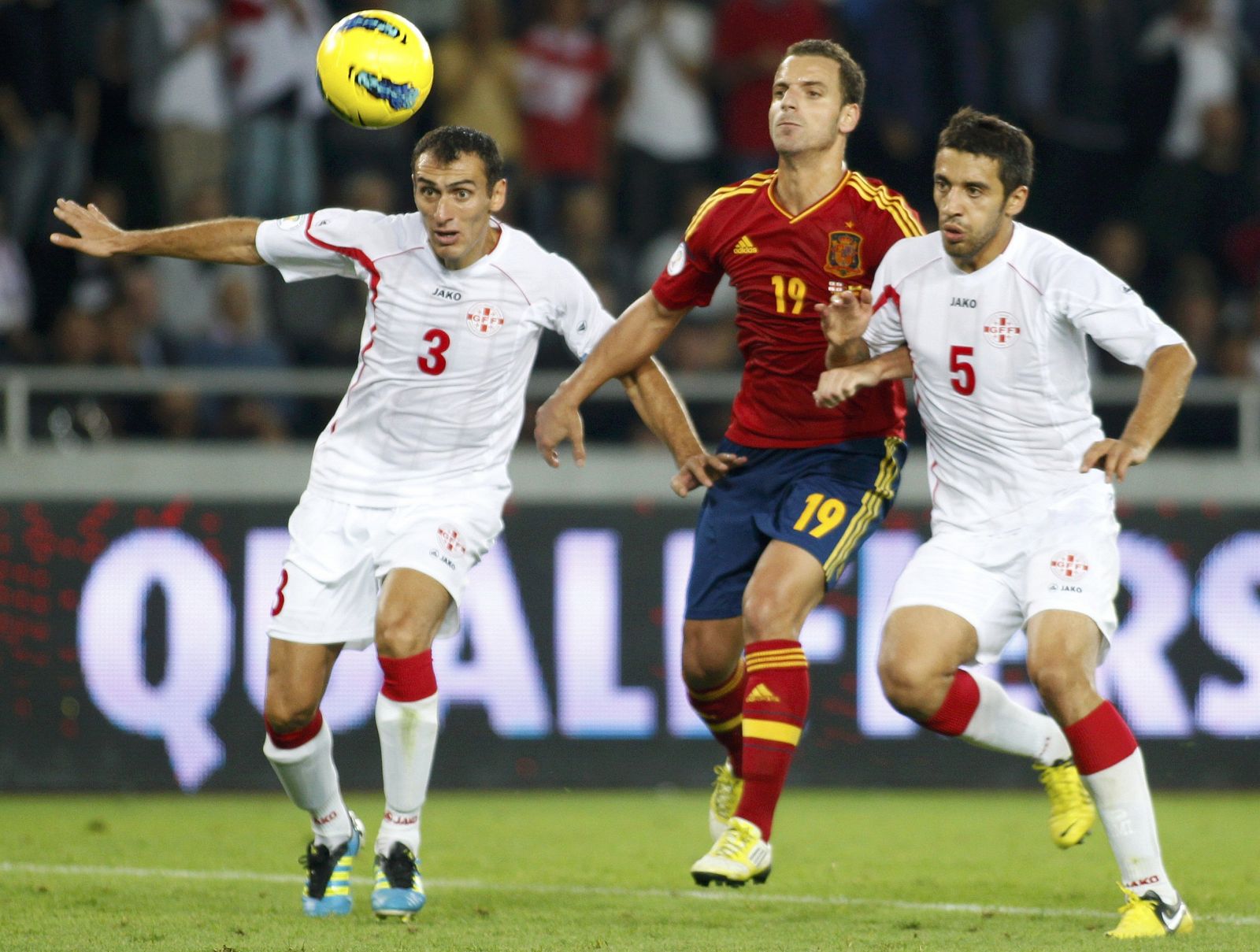 El delantero de la selección española, Roberto Soldado (C).