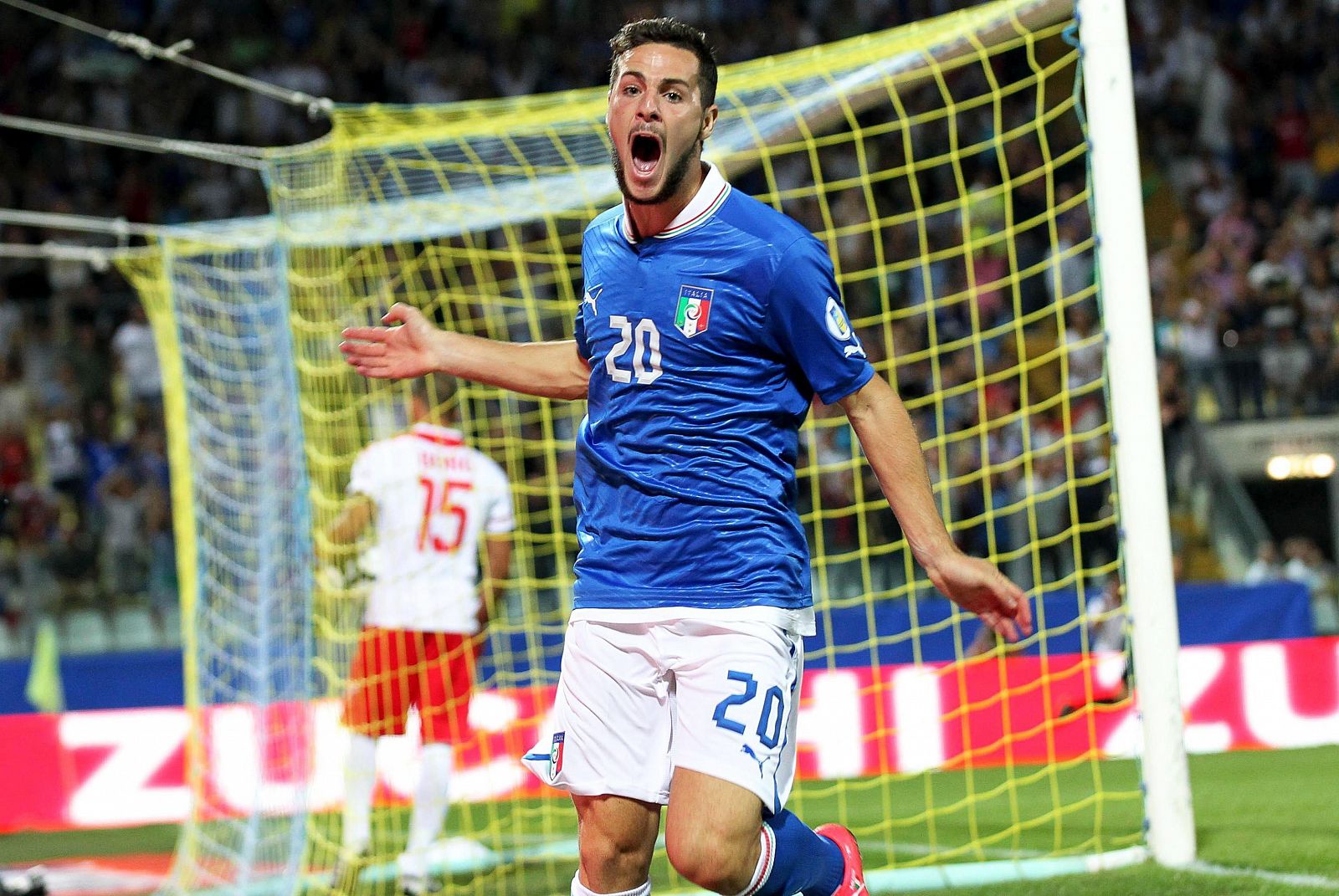 El jugador de Italia Mattias Destro (2-d) celebra su gol logrado ante Malta.