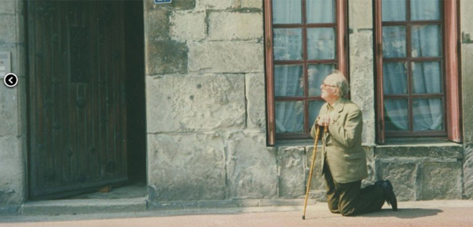 Xavier Montsalvatge, de rodillas ante la casa natal en San Juan de Luz (Francia) de Maurice Ravel