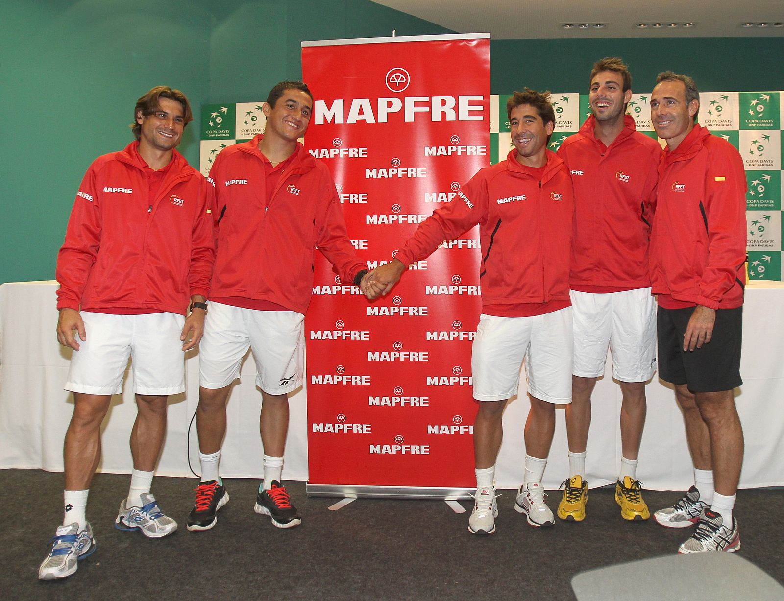 El equipo español de Copa Davis: Corretja, Ferrer, Almagro, Granollers y López.