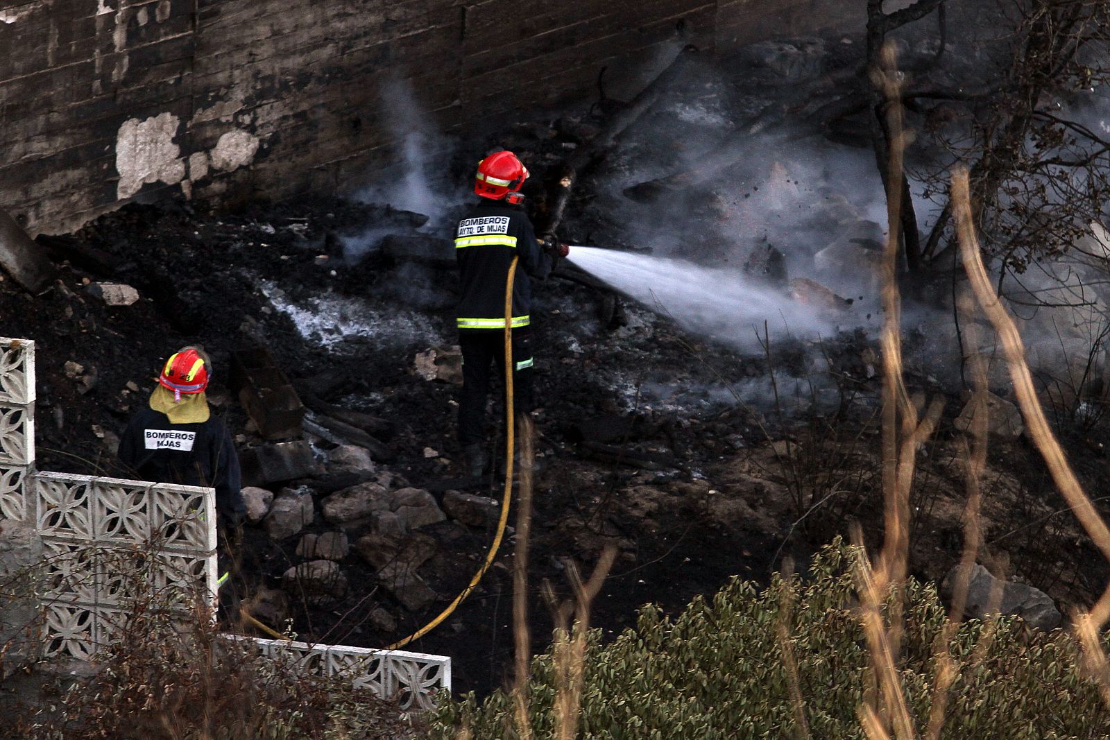 INCENDIO EN MIJAS OBLIGA A DESALOJAR 70 PERSONAS Y MOVILIZA A 6 MEDIOS AÉREOS