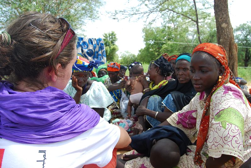 El trabajo de Cruz Roja también pasa por concienciar a las mujeres de los poblados de la importancia de prevenir las crisis alimentarias a través de un eficiente uso de los cultivos.