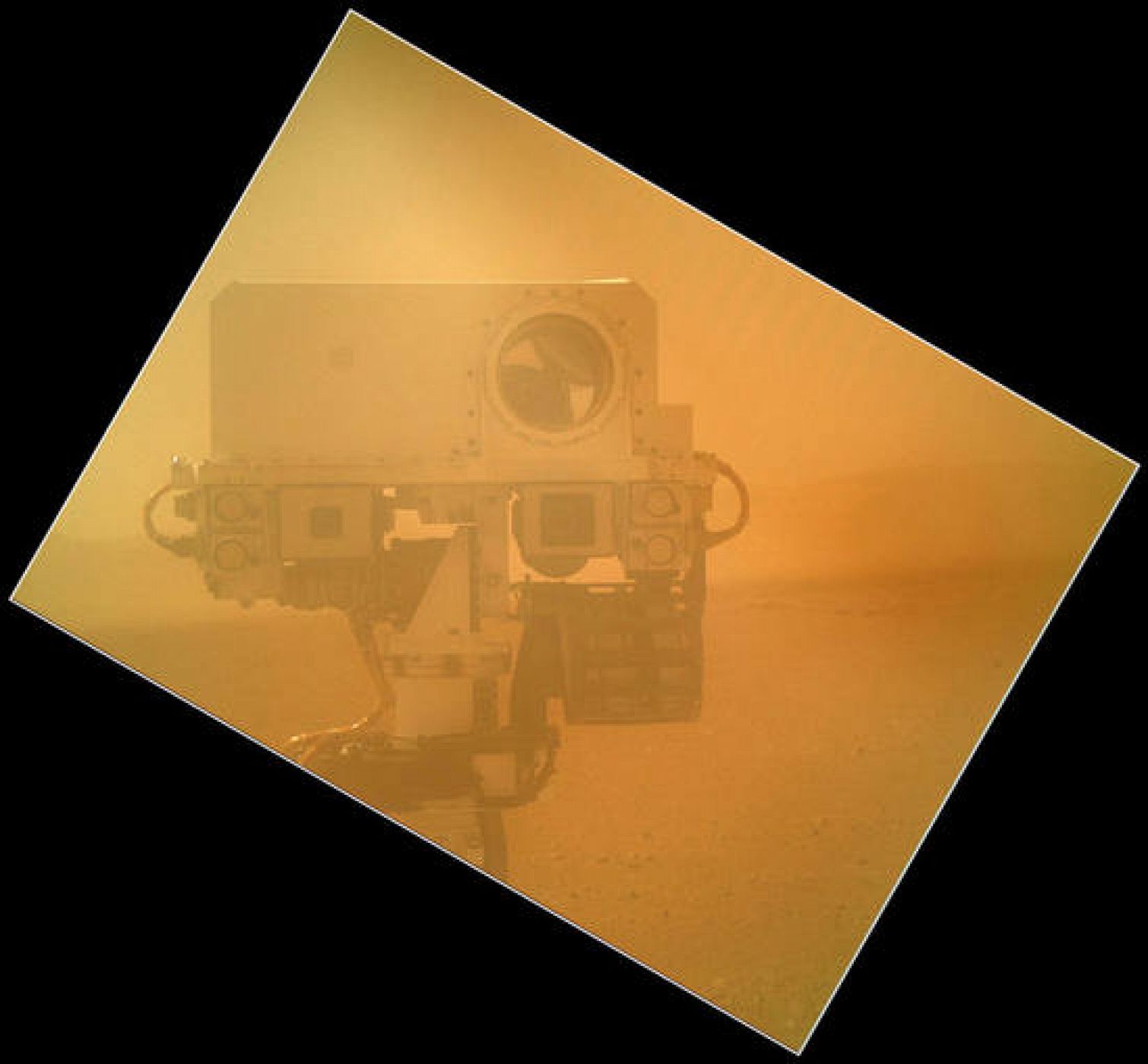 Autorretrato de Curiosity del 7 de septiembre con la cámara MAHLI, aún con su cubierta sin abrir