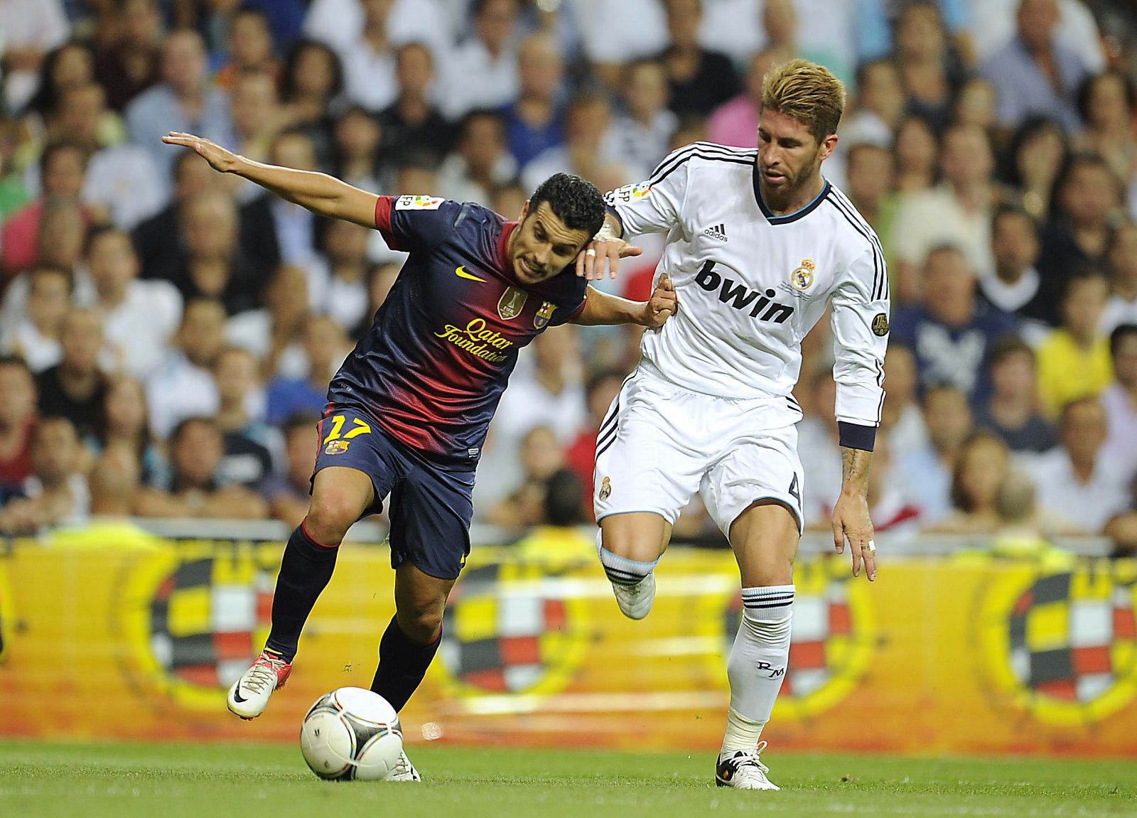 Sergio Ramos trata de arrebatar el balón al azulgrana Pedro en una imagen de archivo.