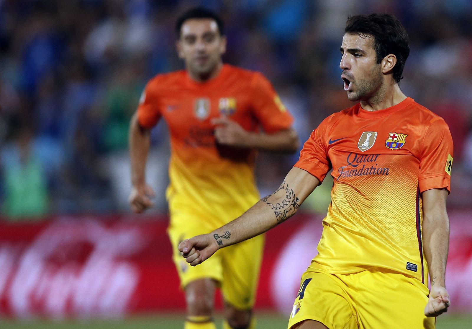 Fábregas celebra el gol del Barça conseguido con un remate de Adriano.