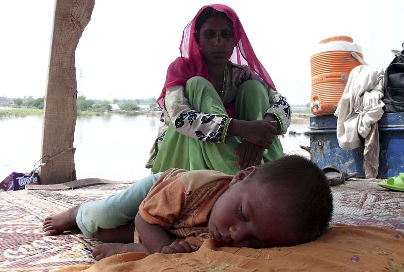AL MENOS 80 MUERTOS EN LAS INUNDACIONES EN PAKISTÁN