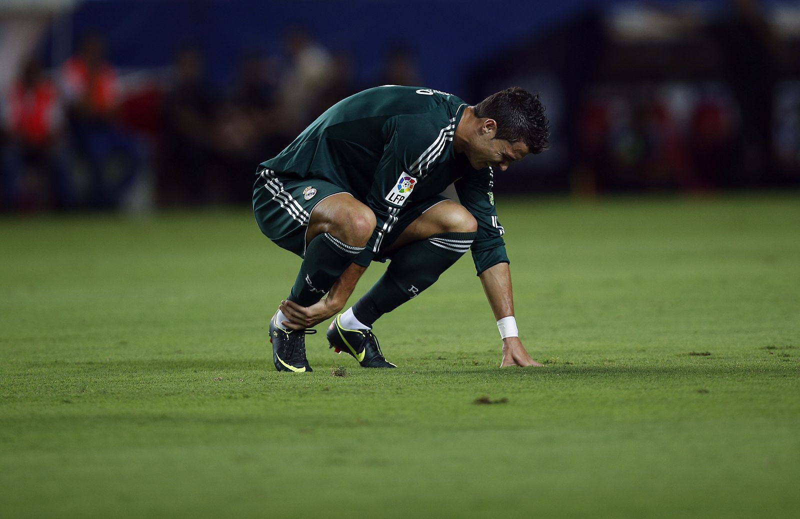 Cristiano Ronaldo se queja del tobillo en el partido del Real Madrid ante el Sevilla