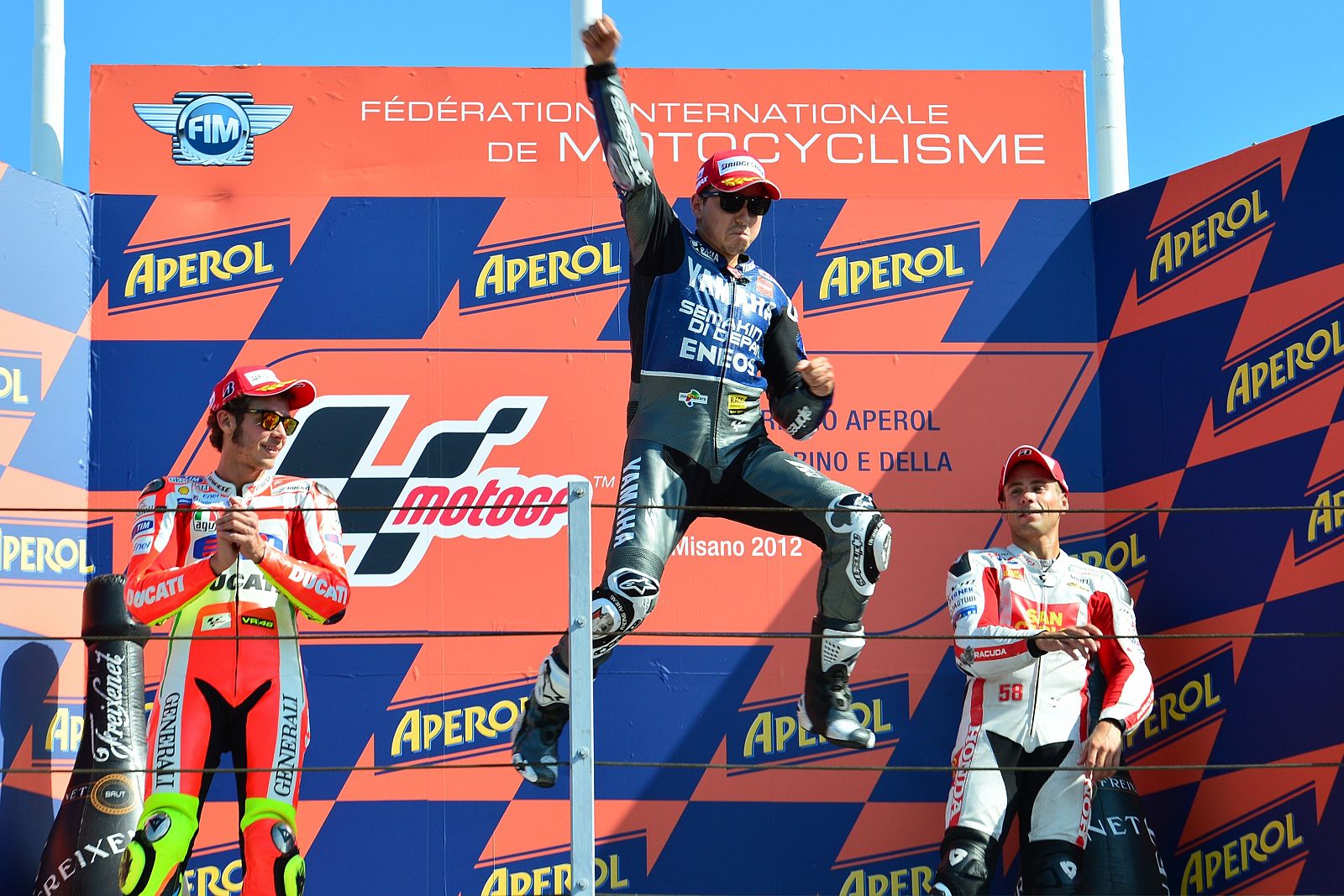 Jorge Lorenzo (c9 celebra su trinfo en San Marino MotoGP