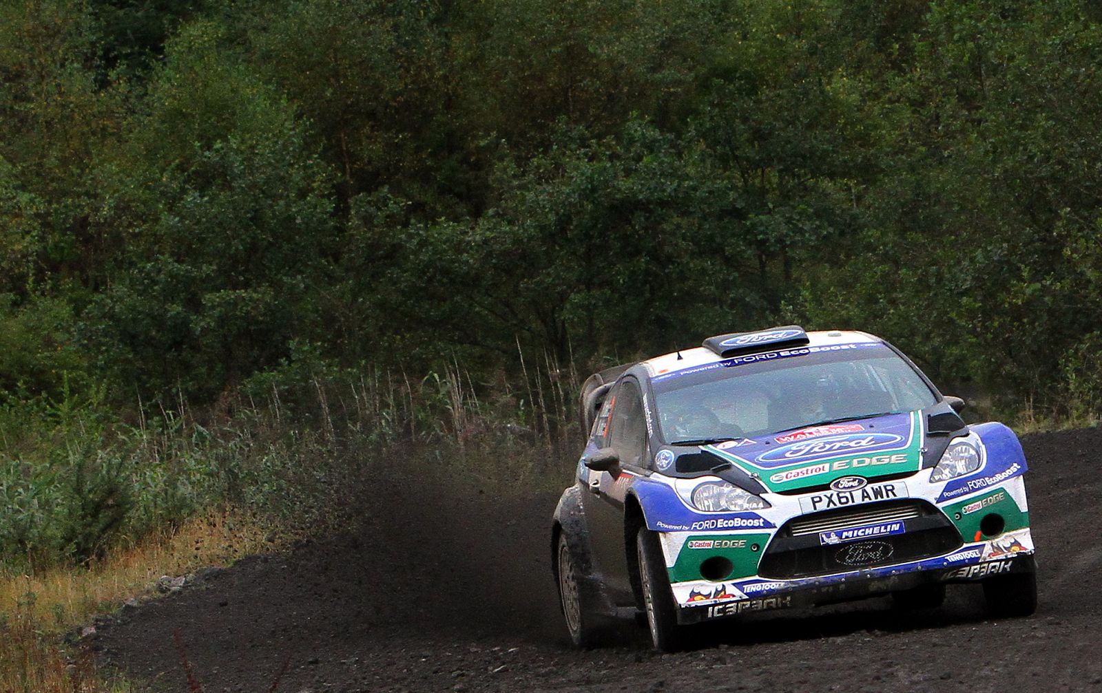 El piloto finlandés Jari- Matti Latvala conduciendo su Ford Fiesta RS durante el Rally de Gales.