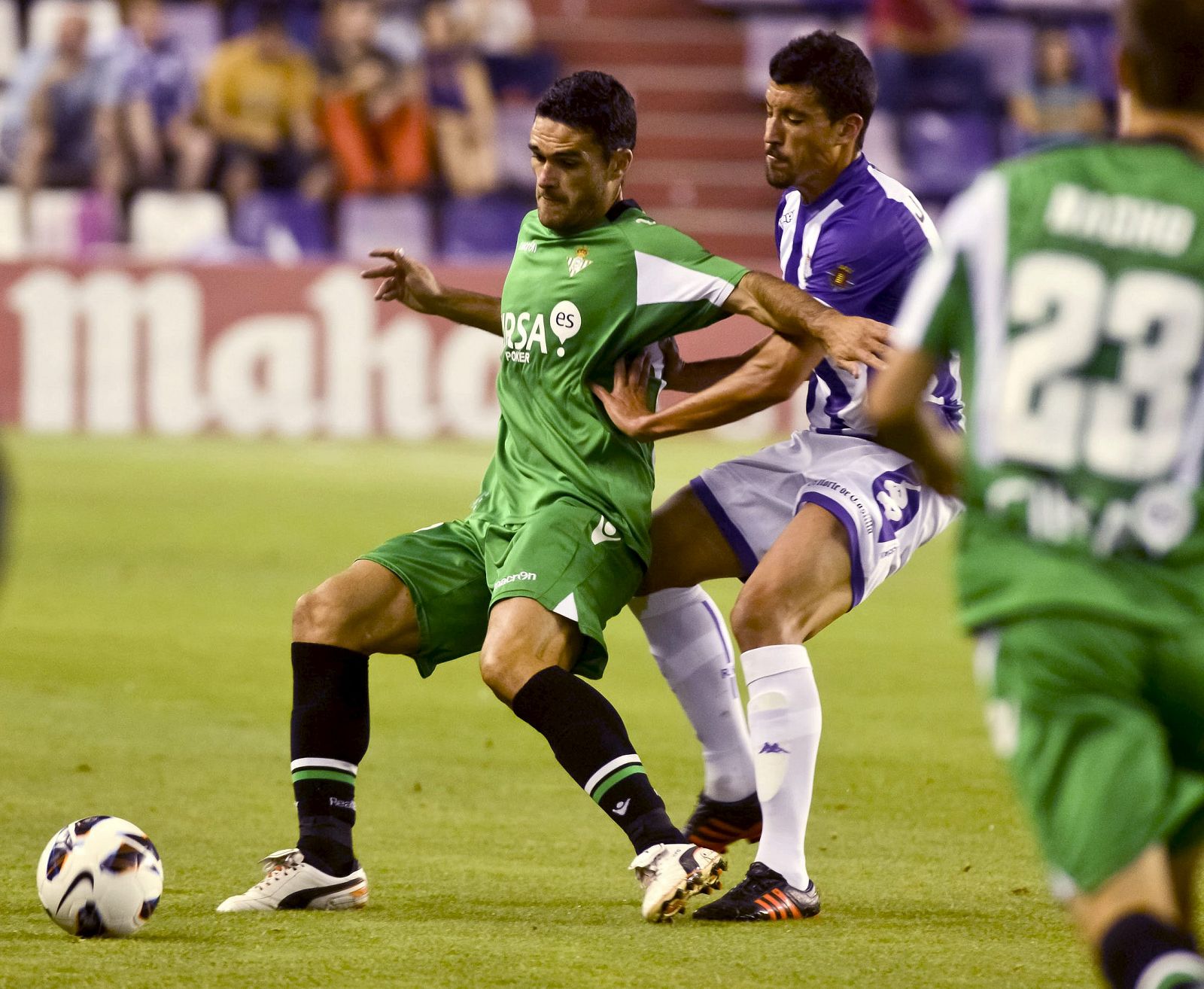 El delantero del Betis, Jorge Molina protege el balón ante el defensor del Valladolid, Jesús Rueda.