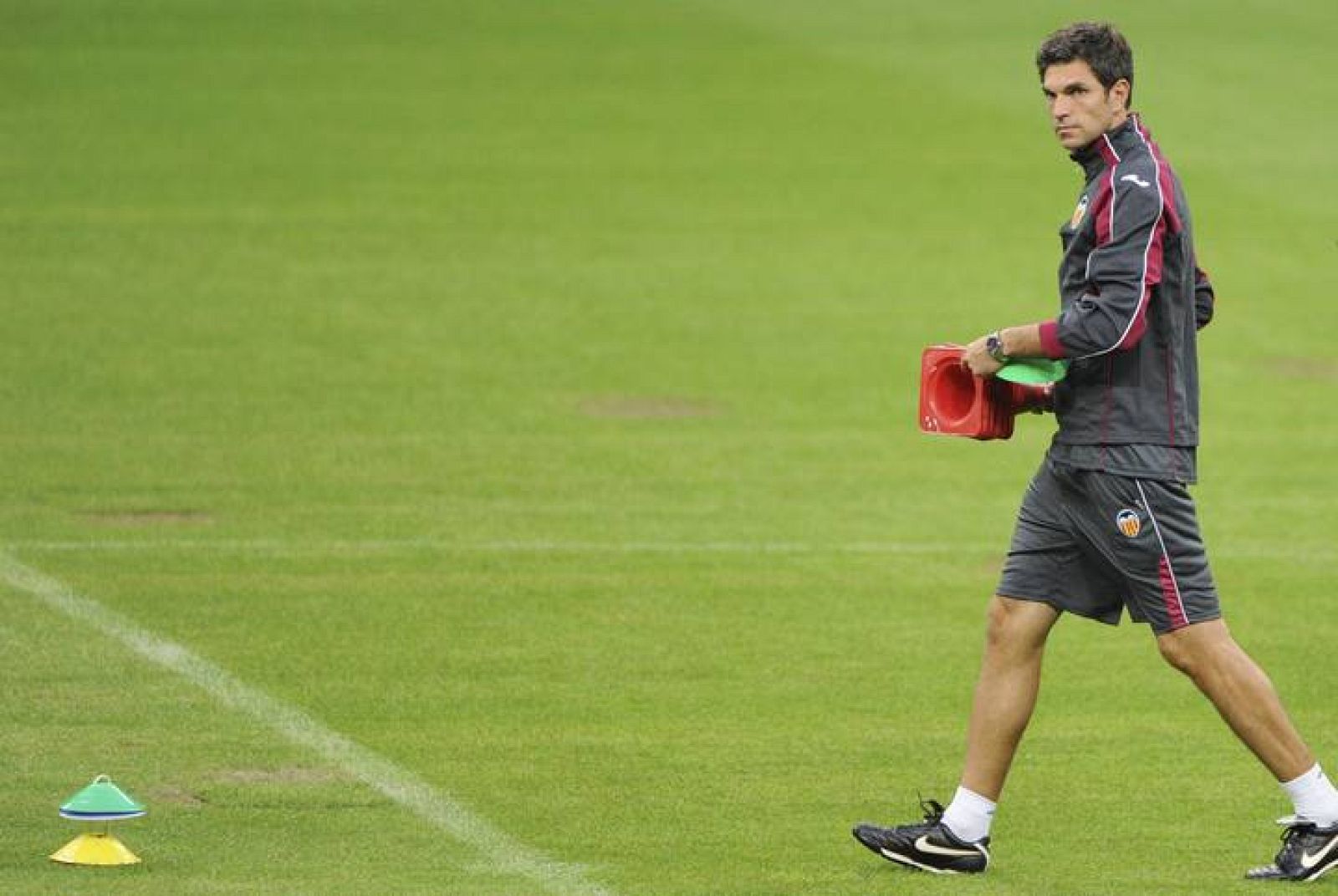 El entrenador del Valencia, el argentino Mauricio Pellegrino, durante un entrenamiento del equipo en el Allianz Arena de Múnich.