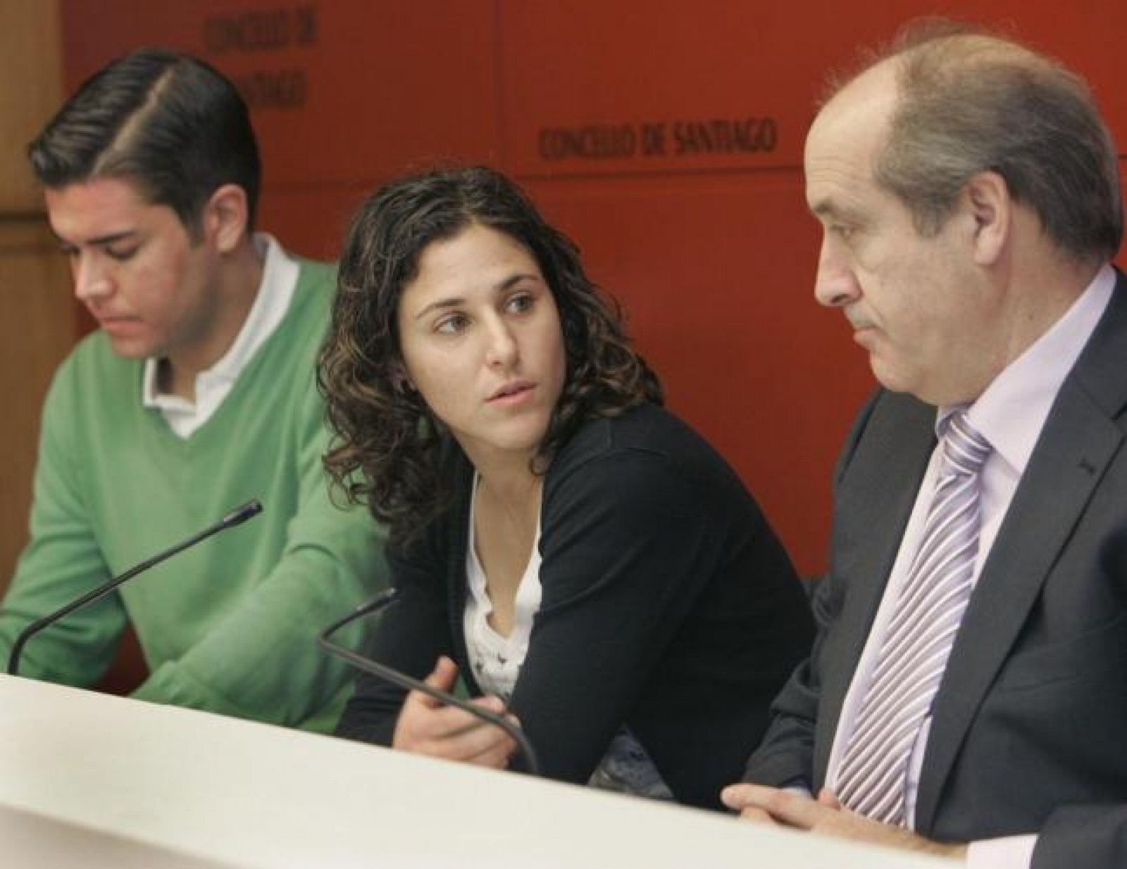 La futbolista gallega, delantera de la selección española, en una imagen de archivo junto al presidente de la Federación Gallega de Fútbol, José García Liñares (d), y al concejal de Deportes del Concello de Santiago, Adrián Varela.