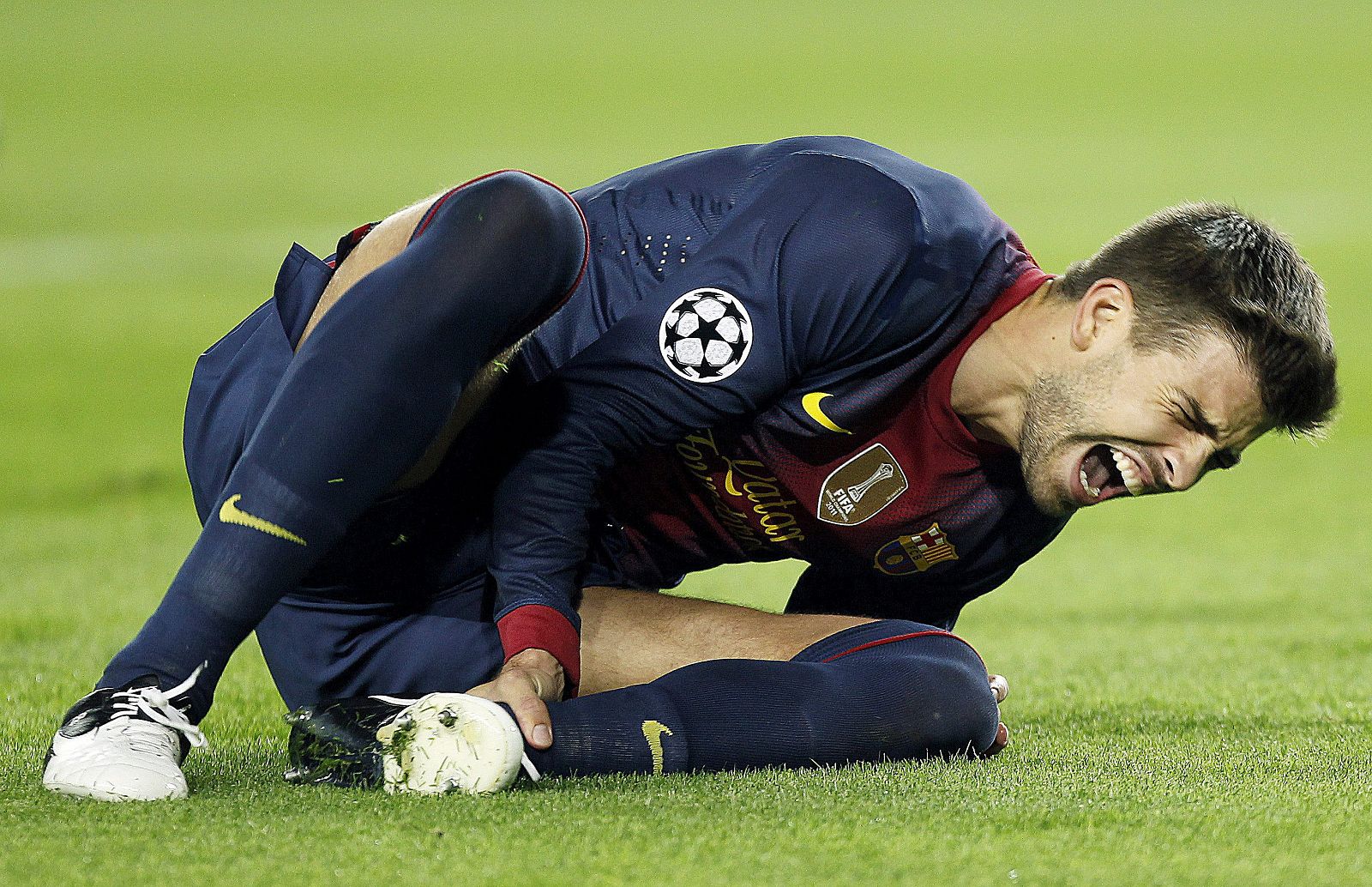 El defensa del Barcelona Gerard Piqué se duele en el suelo tras lesionarse