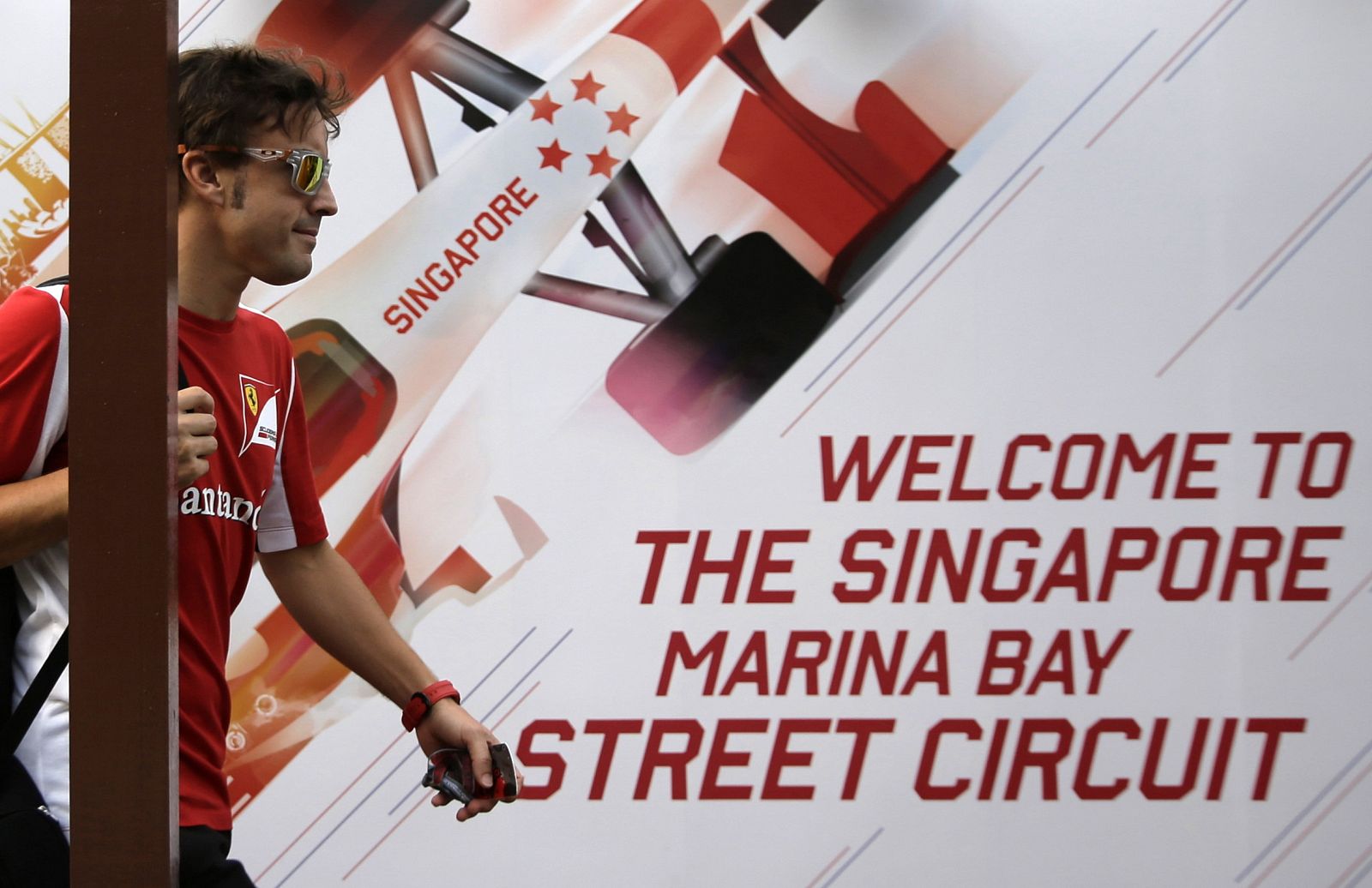 El piloto de Ferrari, Fernando Alonso, en el paddock de Singapur.