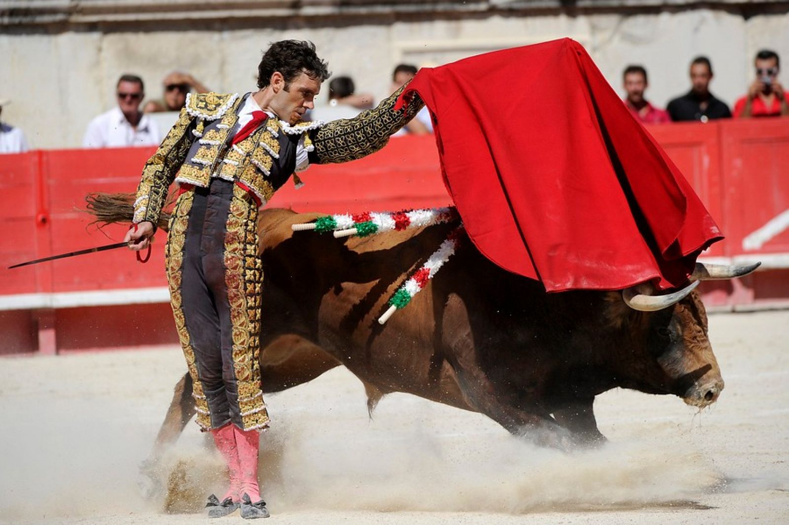 El torero español José Tomás en el anfiteatro de Nîmes, Francia, el 16 de septiembre de 2012.