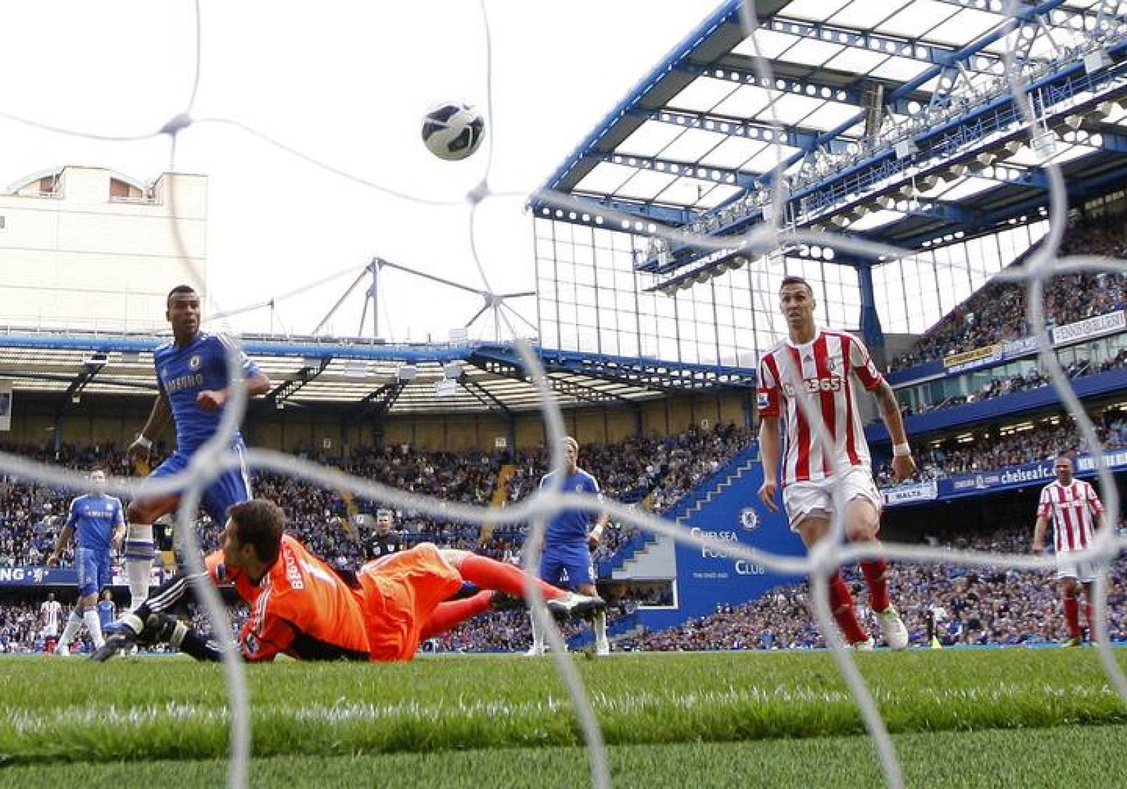 Ashley Cole anota el tanto de la victoria 'blue' en el minuto 85.