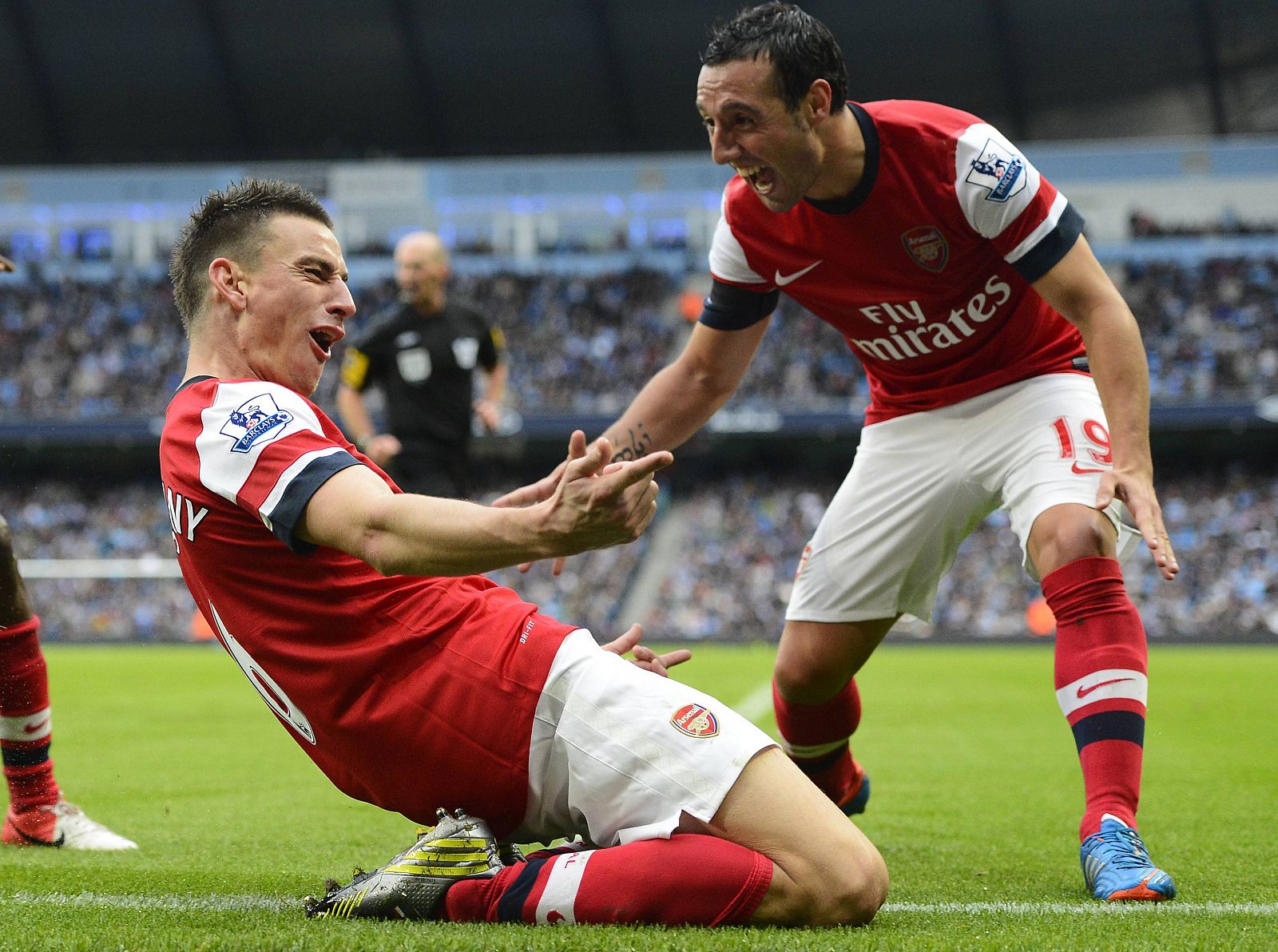 Koscielny celebra con Cazorla su tanto al Manchester City.