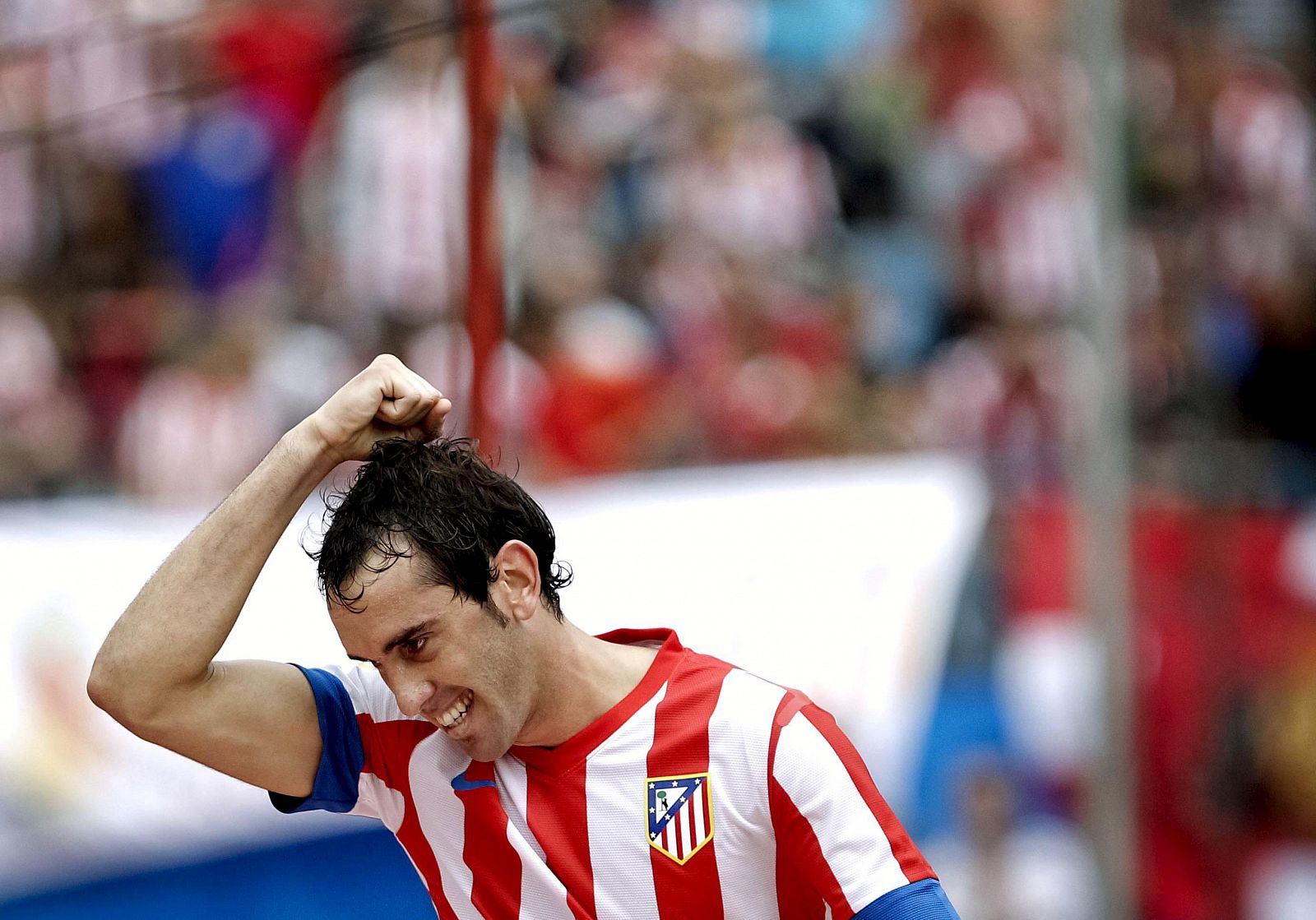 El defensa uruguayo del Atlético de Madrid Diego Godín celebra su gol, el primero de su equipo, durante el partido frente al Valladolid.