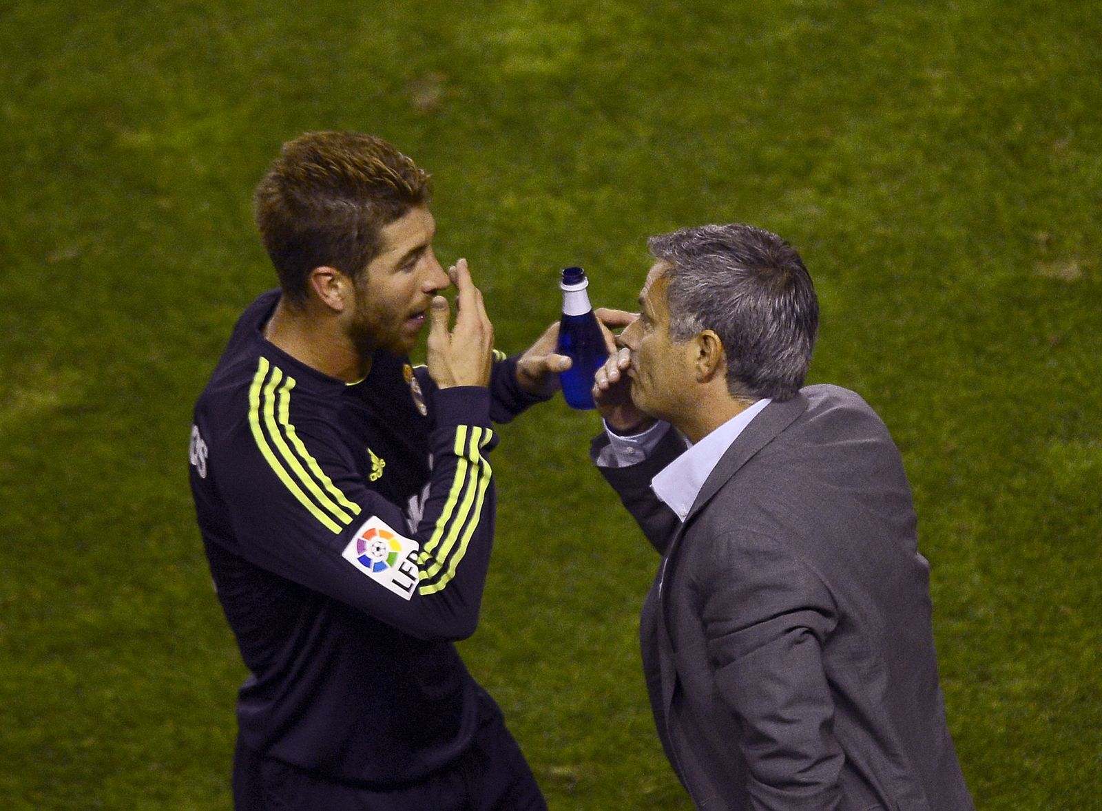 Ramos y Mourinho dialogan en el transcurso del Rayo-Real Madrid.