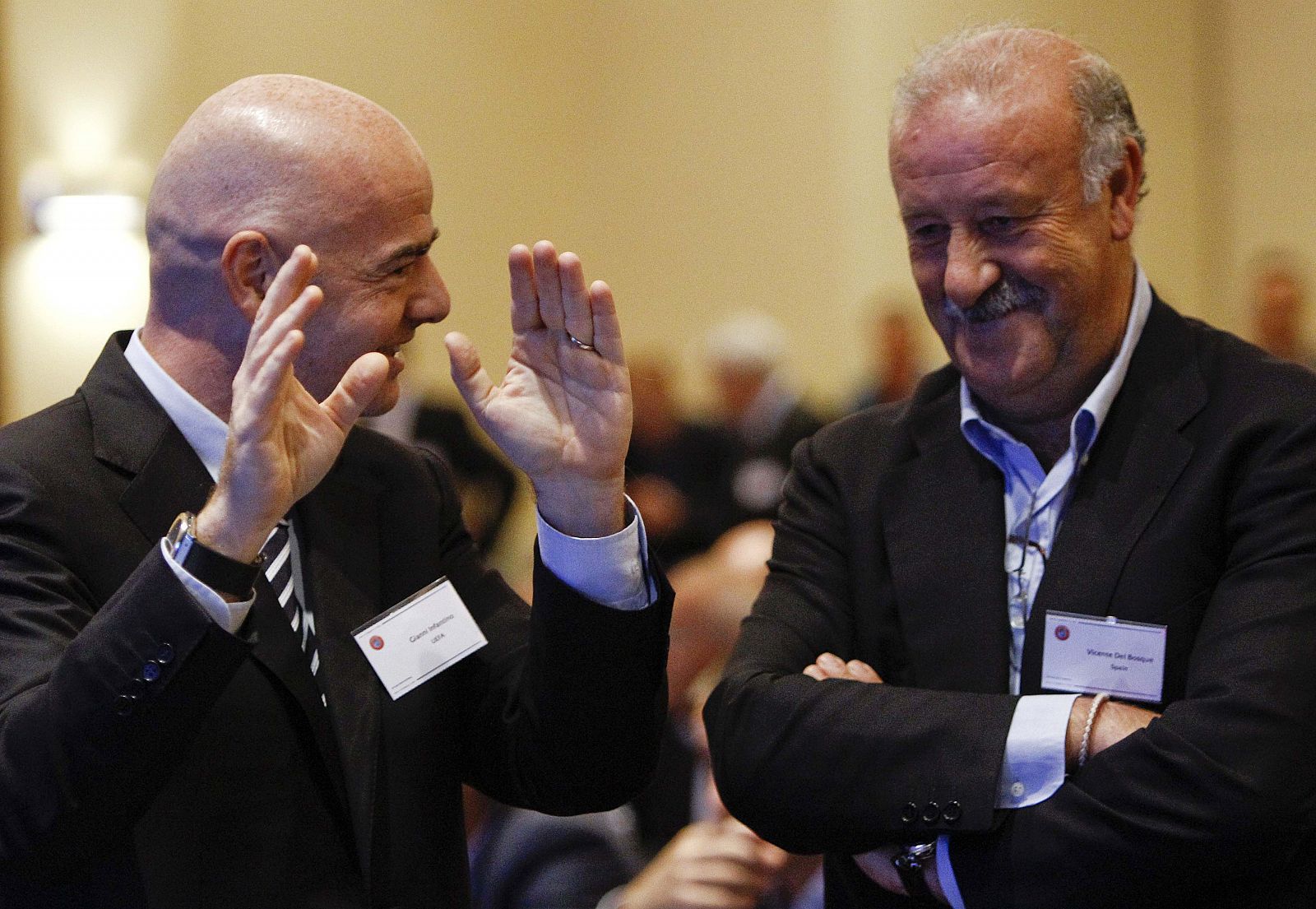 Del Bosque dialoga con Gianni Infantino (I), secretario general de la UEFA