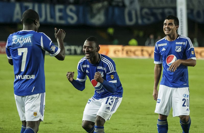 Jugadores del Millonarios, líder de la liga colombiana, celebran un gol de su equipo.