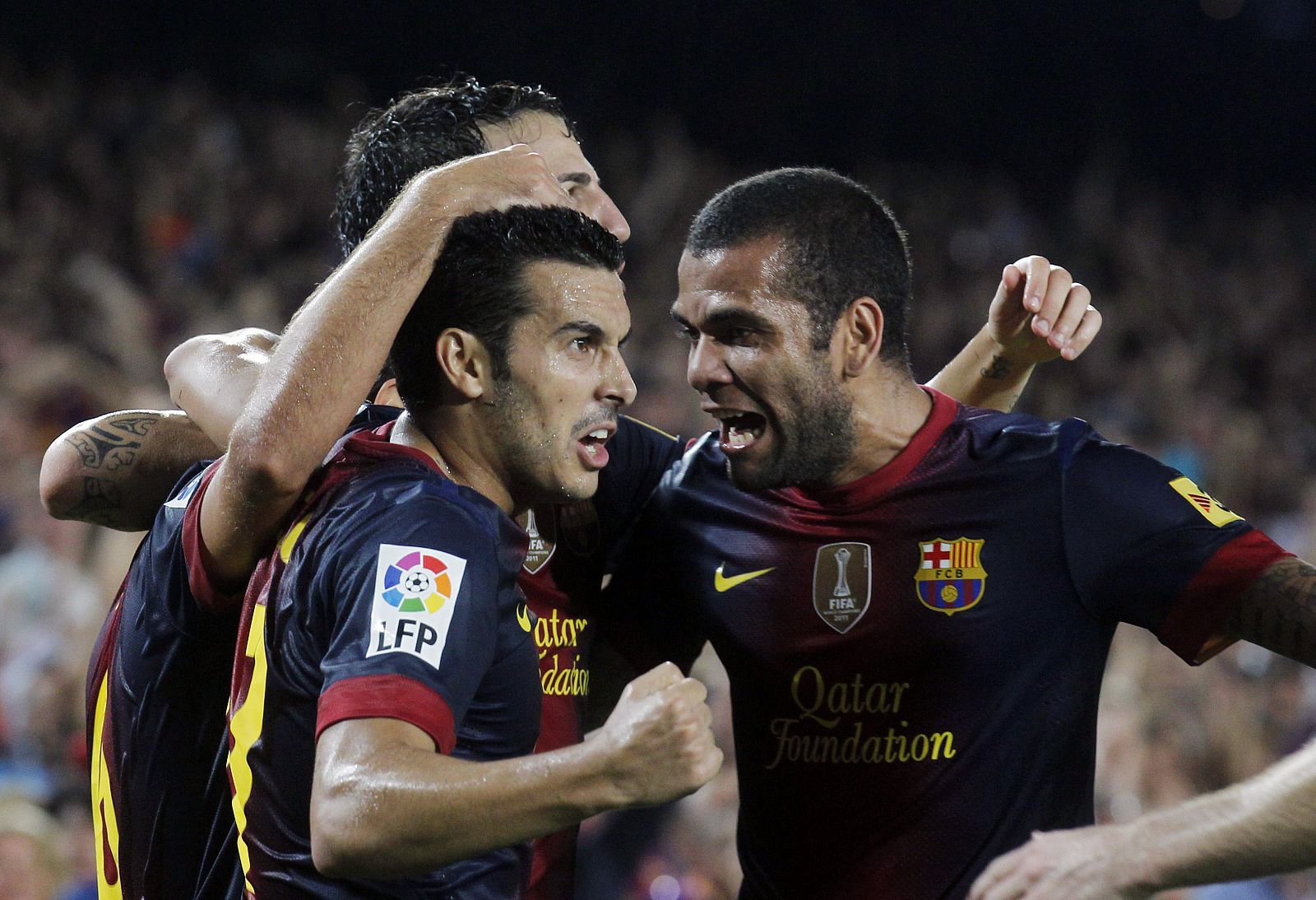 Dani Alves celebra un gol con Pedro Rodríguez durante el partido frente al Granada en la presente temporada.