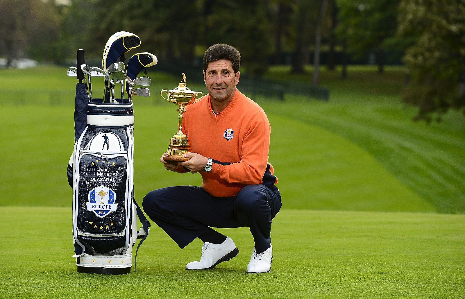 El capitán europeo para la Ryder Cup 2012, el español José María Olazábal , sostiene el trofeo de su épica victoria en Chicago