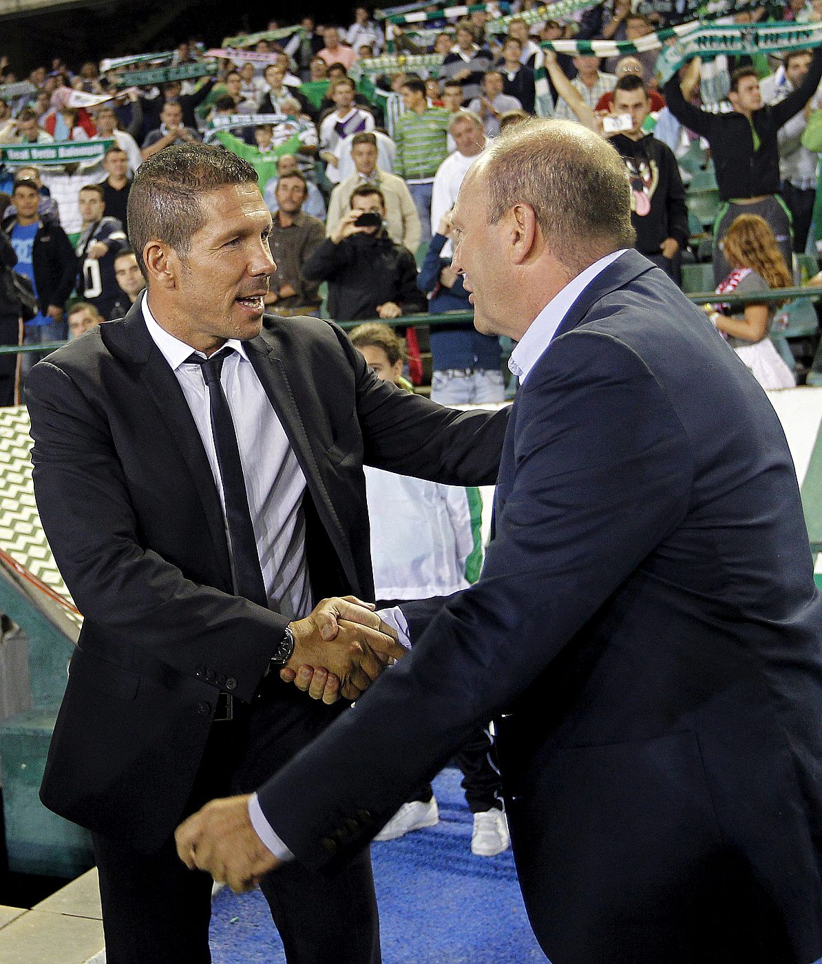 Simeone, entrenador del Atlético de Madrid, saluda a su colega del Betis Pepe Mel