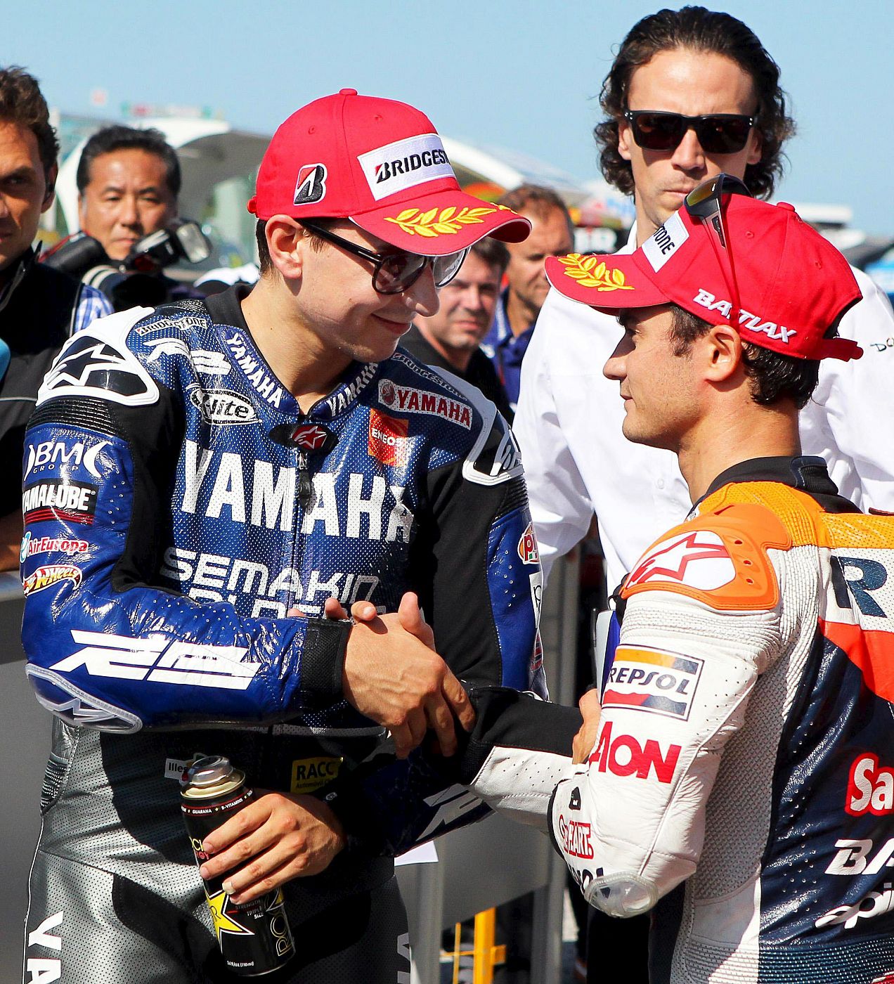 Dani Pedrosa (d) es felicitado por Jorge Lorenzo tras obtener la "pole position" en el Gran Premio de San Marino