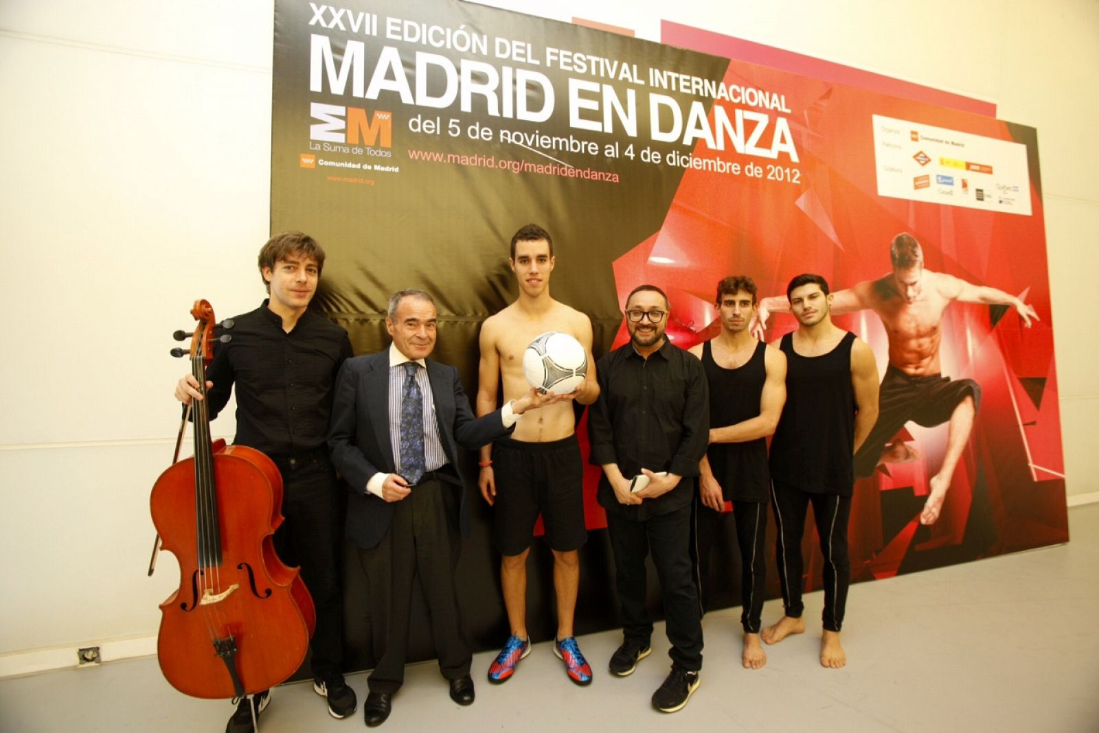 El Director General de Promoción Cultural, Amado Giménez junto al coreógrafo Dani Pannullo y los artistas de su obra "Avalanche" este lunes en Madrid.