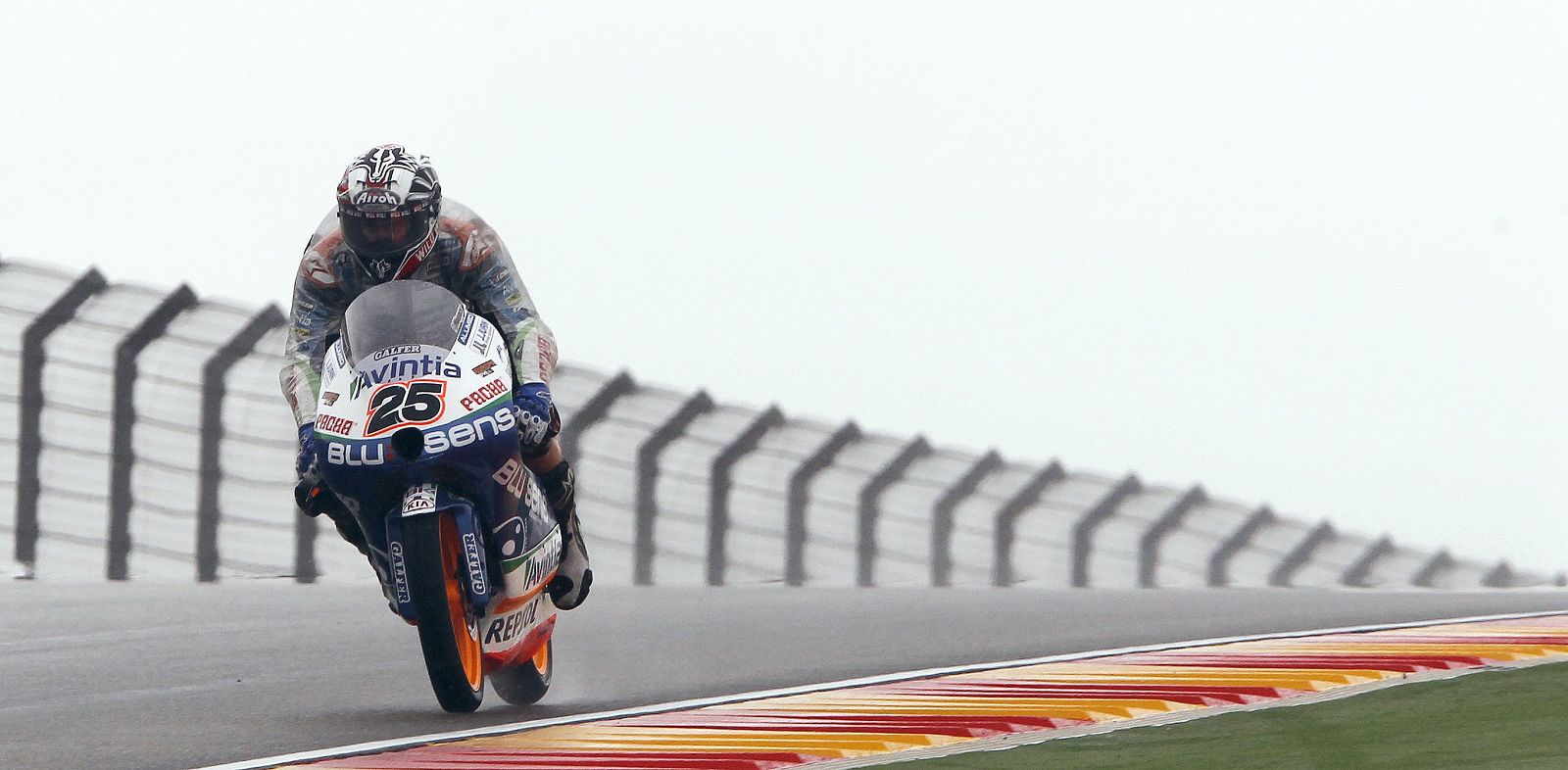 El piloto español de Moto3, Maverick Viñales ( Blusens Avintia), durante la segunda sesión de entrenamientos libres disputados en el Circuito Motorland de Alcañiz