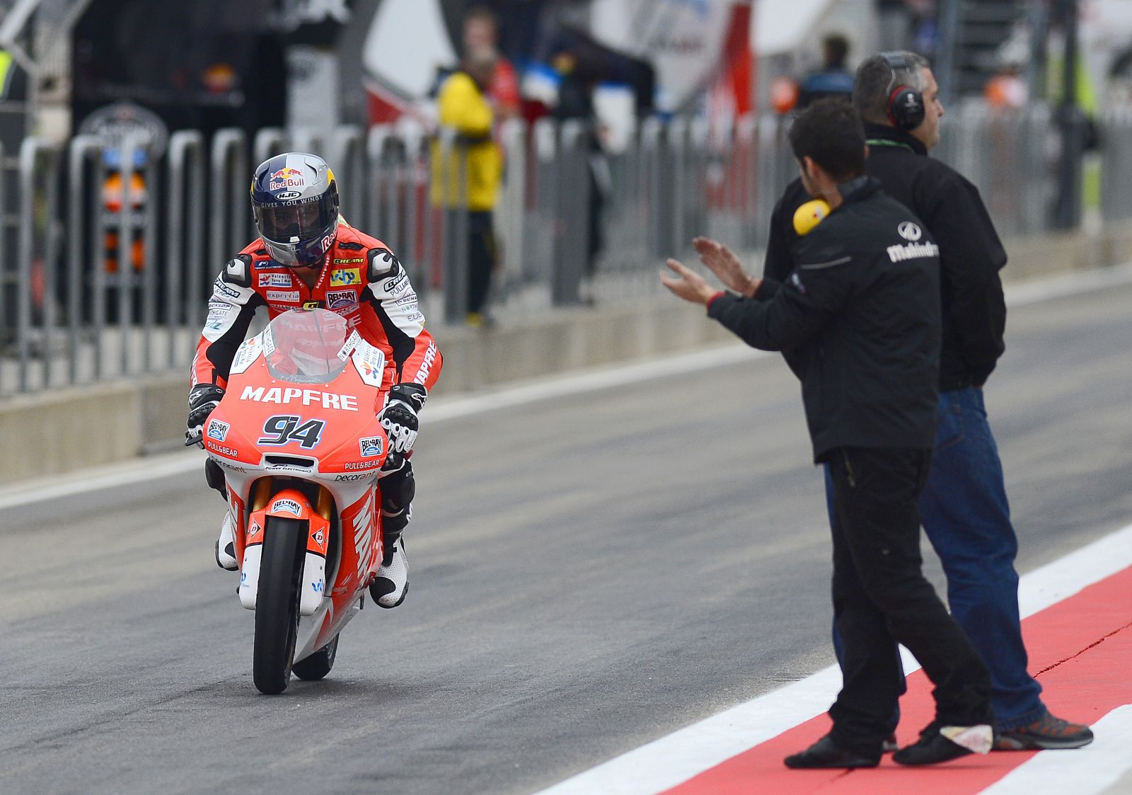 Jonas Folger, felicitado por su 'pole position'.