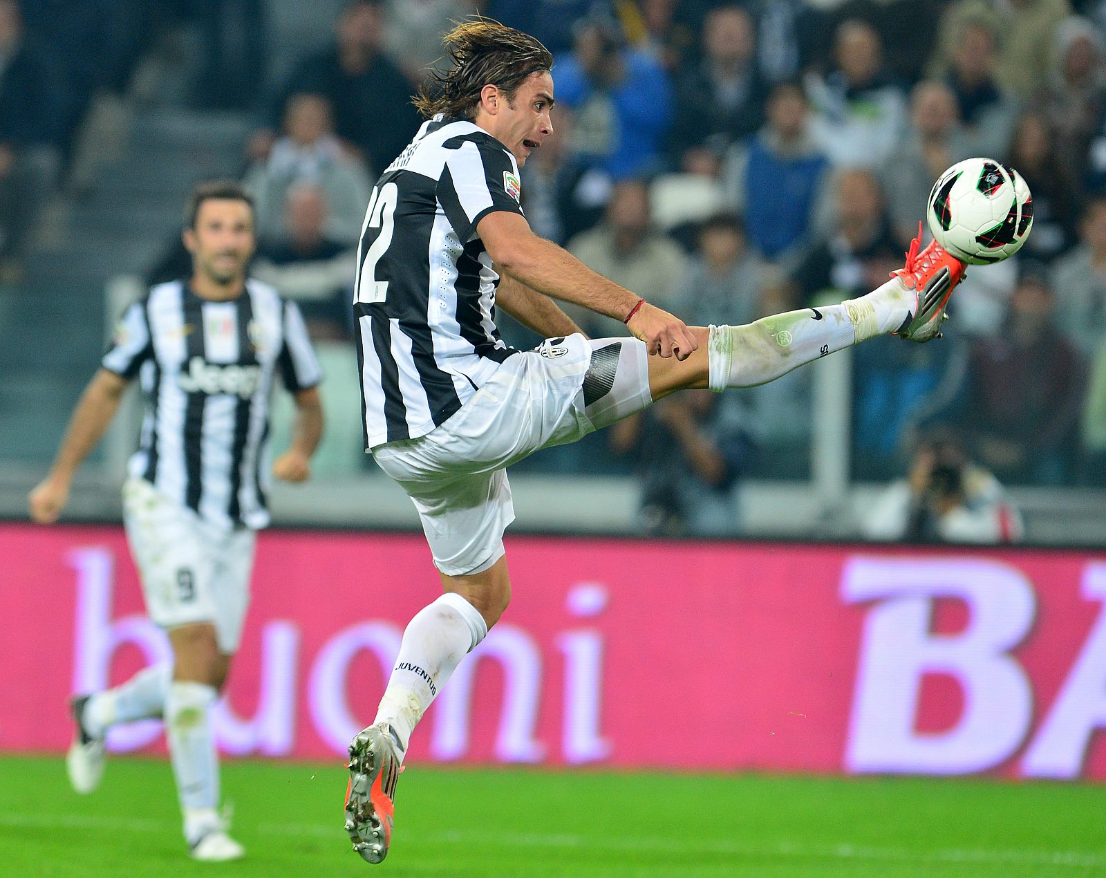 Alessandro Matri controla el balón.