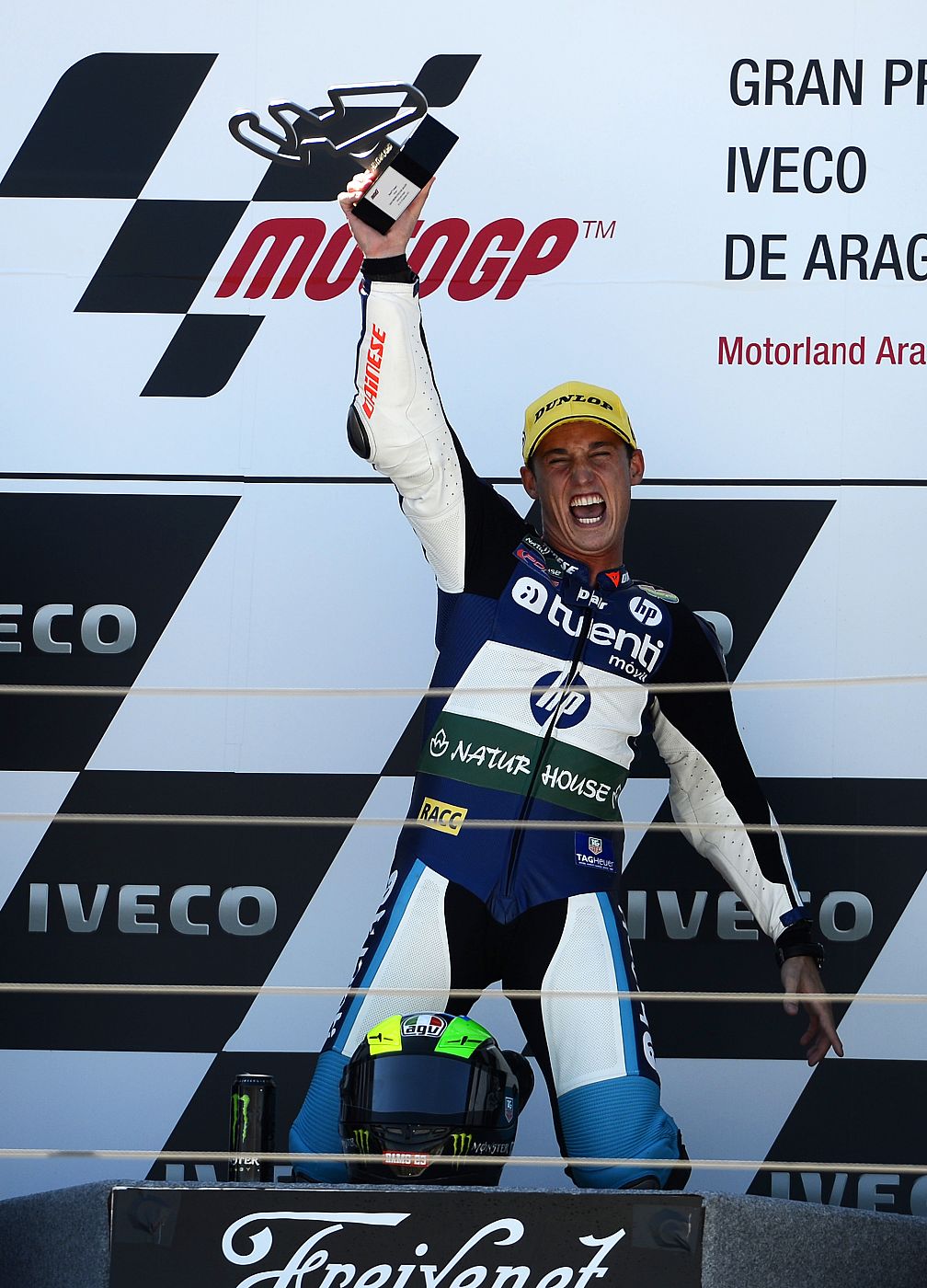 Pol Espargaró celebra en el podio de Alcañiz su victoria