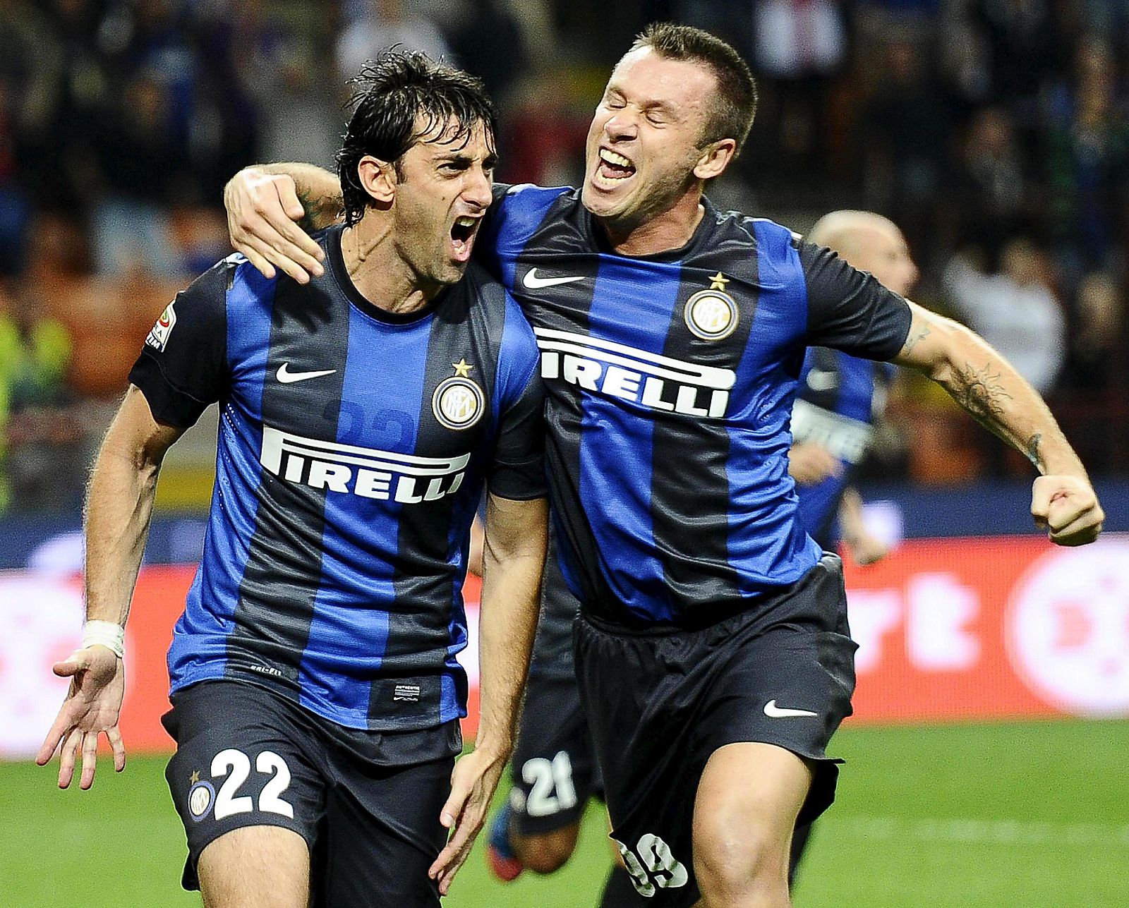 El jugador argentino del Inter, Diego Milito (I), celebra con su compañero, Antonio Cassano, tras marcar ante la Fiorentina.