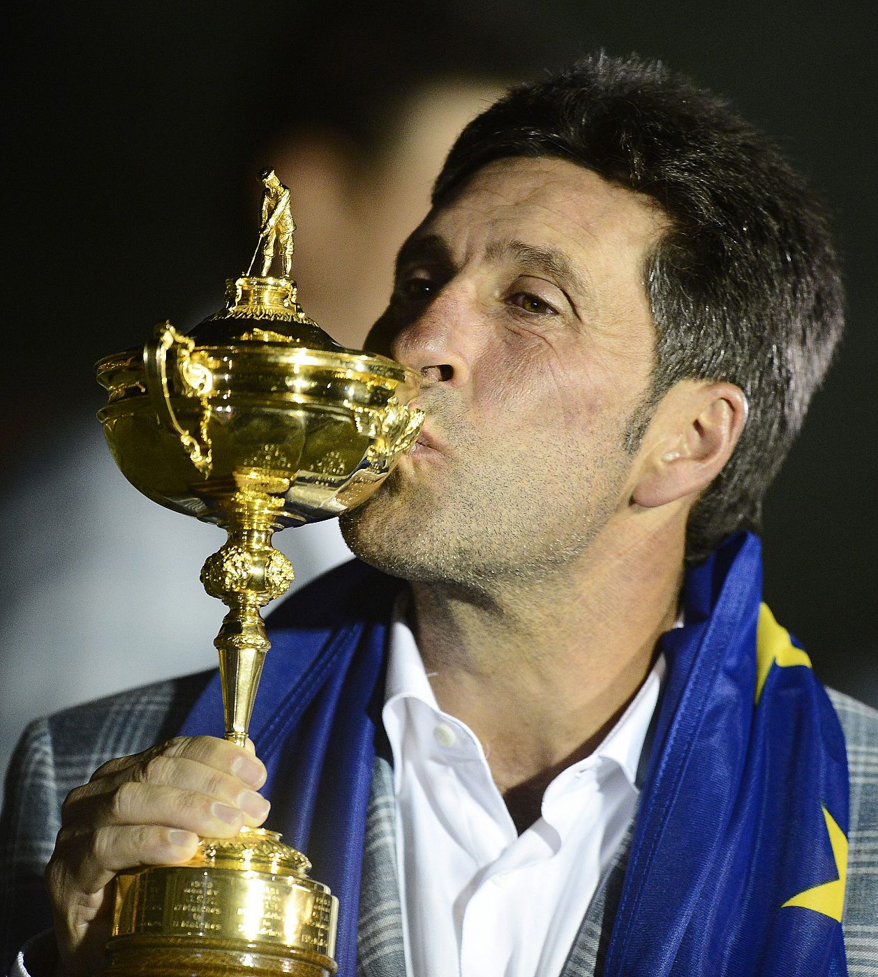 El capitán del equipo europeo José María Olazabal, de España besa la Copa Ryder de 2012 en Medinah, Illinois (EE.UU.).