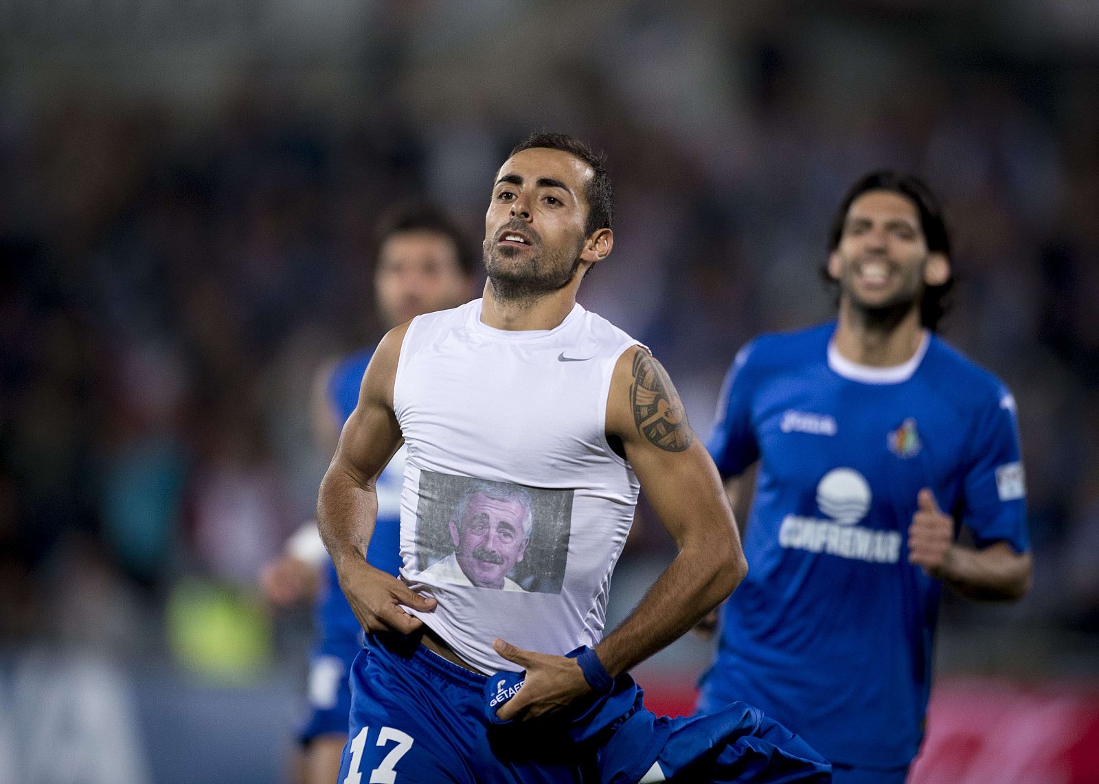 El jugador del Getafe, Diego Castro, dedica su gol al fallecido Manolo Preciado