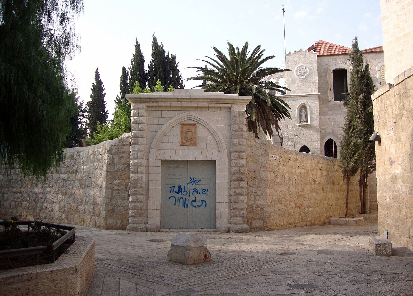 Imagen del monasterio franciscano en el Monte Sión de Jerusalén, en cuya puerta han pintado frases insultantes en hebreo