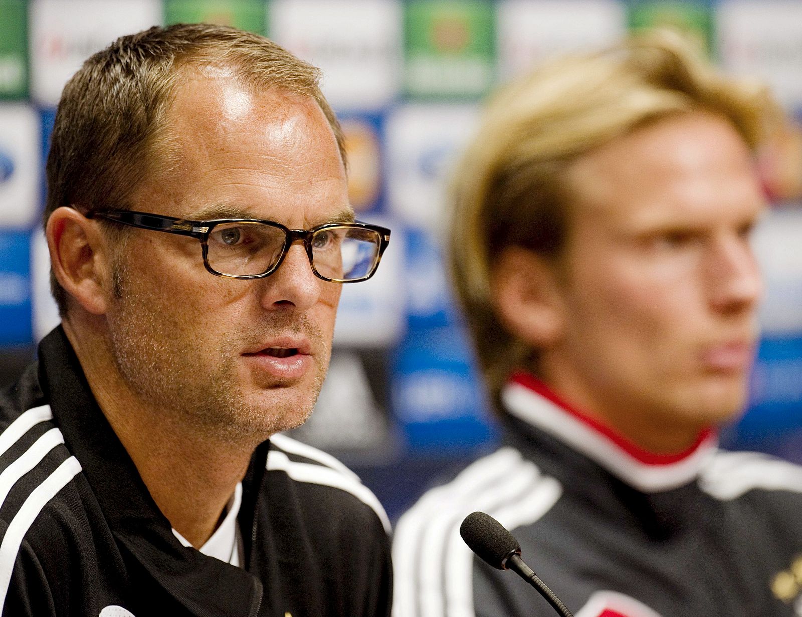 El entrenador del Ajax, Frank de Boer, ofrece una rueda de prensa