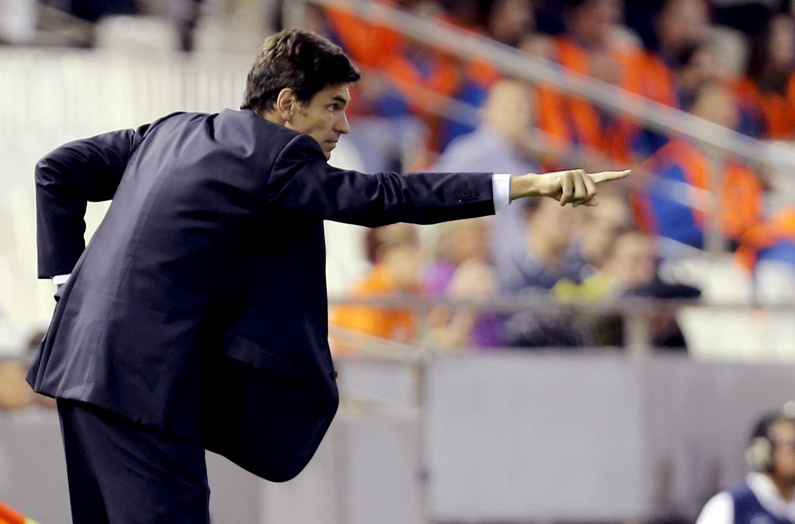 El entrenador argentino del Valencia CF Mauricio Pellegrino da instrucciones a sus jugadores durante el partido