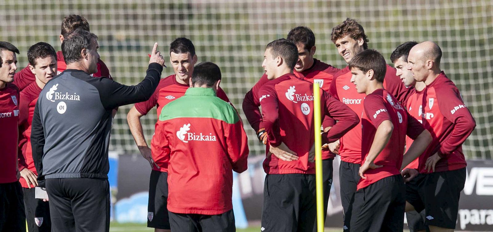 El entrenador del Athletic de Bilbao, Marcelo Bielsa (3i), da instrucciones a los jugadores durante el entrenamiento