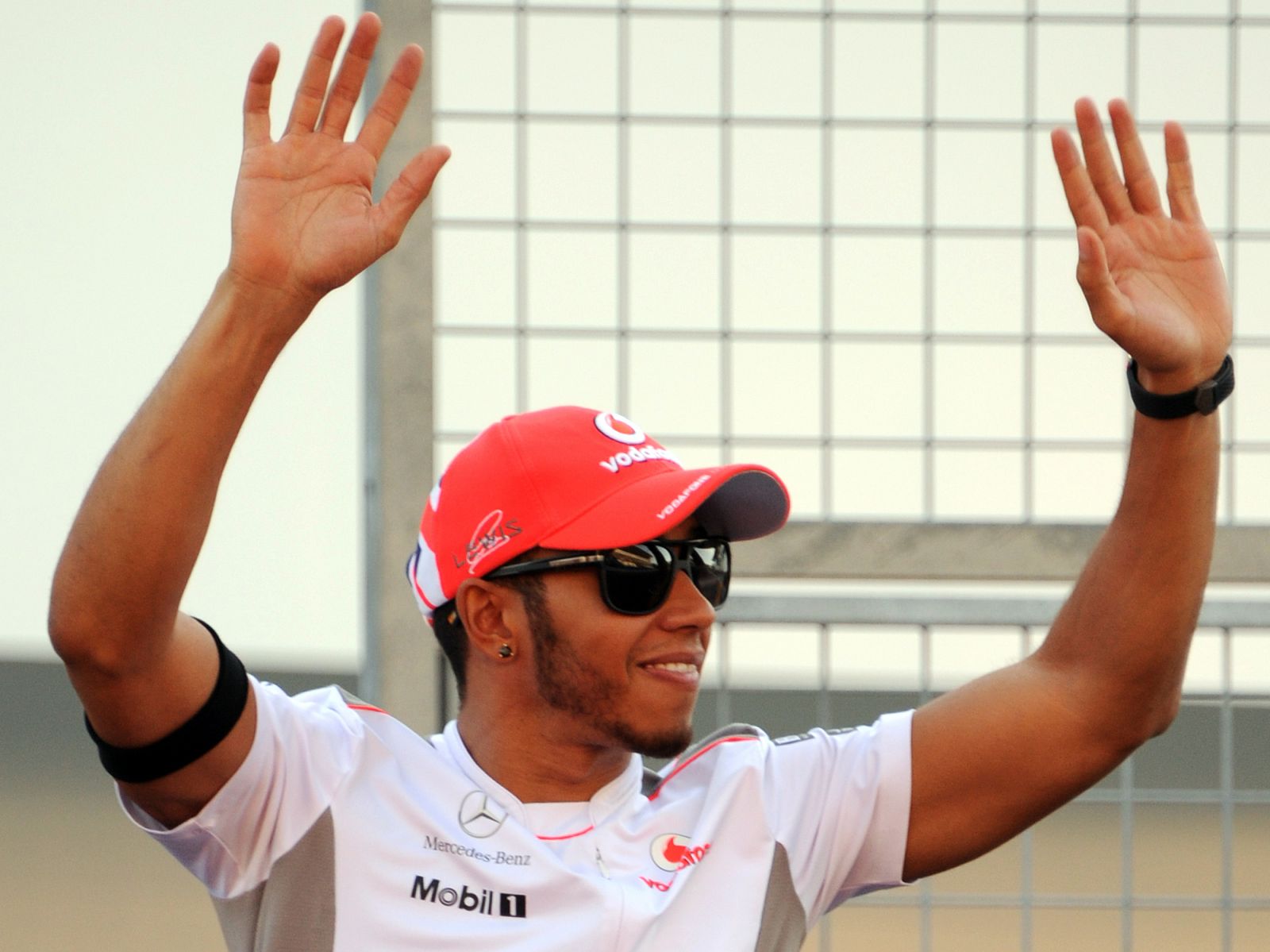 El piloto Lewis Hamilton saluda a la afición en el circuito de Suzuka donde se celebra el GP de Japón.