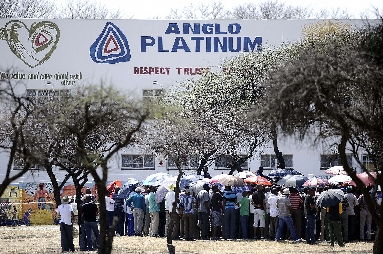 Mineros en huelga frente a la sede de la Anglo American Mine (Amplast) en Rustenburg, el 5 de octubre