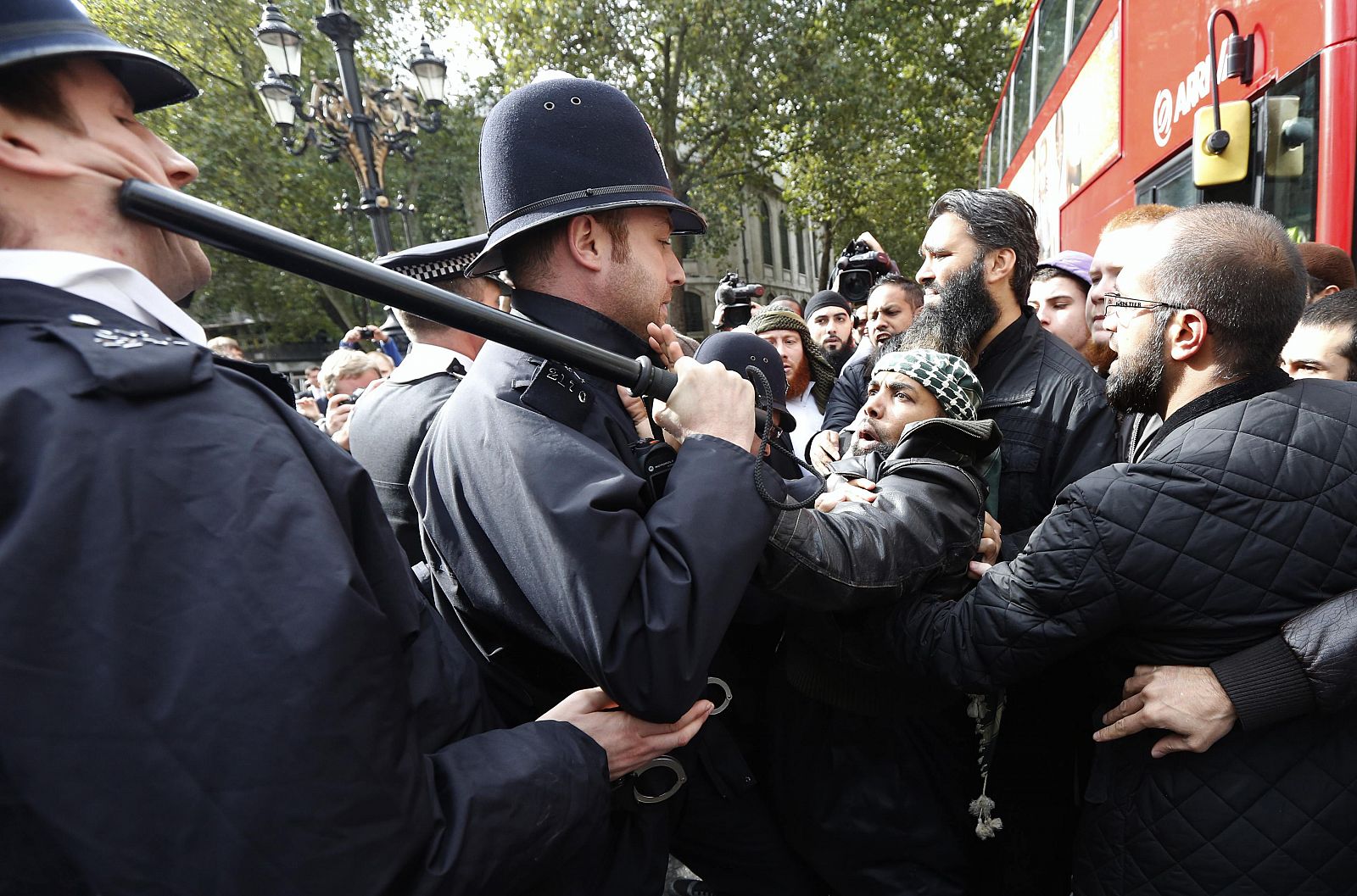 MANIFESTANTES DURANTE UN ACTO DE APOYO A ABU HAMZA